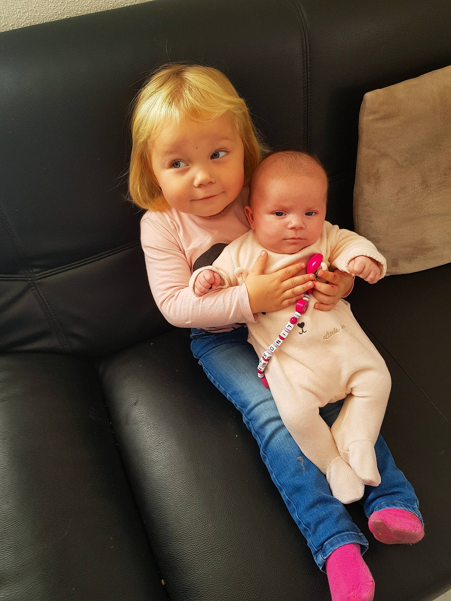 Kathleen participe au concours pour gagner de l'argent avec cette photo : arm, baby, blond, cheek, child, daughter, finger, fun, hand, leg, person, product, sibling, sitting, skin, thumb, toddler