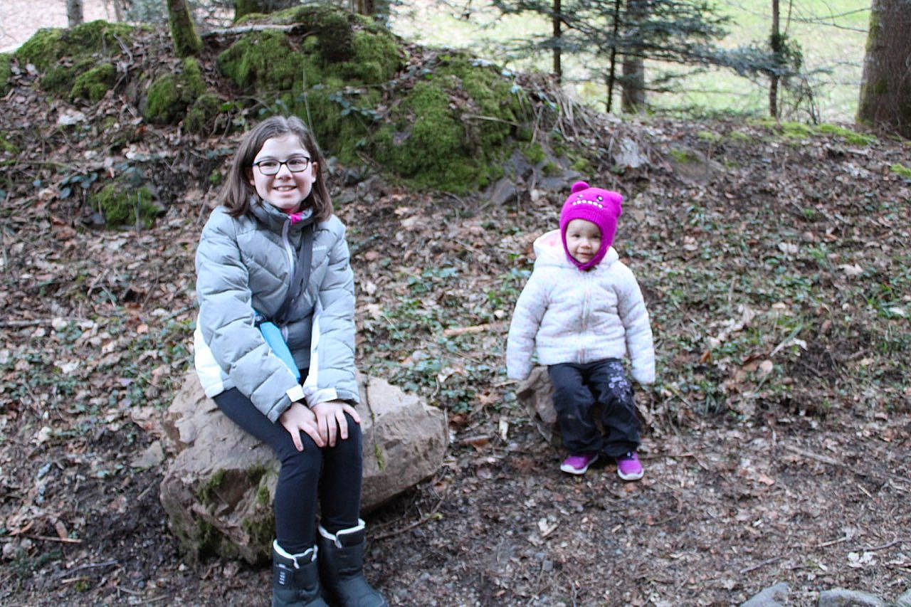 Stécy participe au concours pour gagner de l'argent avec cette photo : bedrock, forest, geology, grass, headwear, jacket, joy, landscape, leaf, leisure, natural_environment, natural_landscape, outerwear, people, people_in_nature, person, plant, recreation, smile, soil
