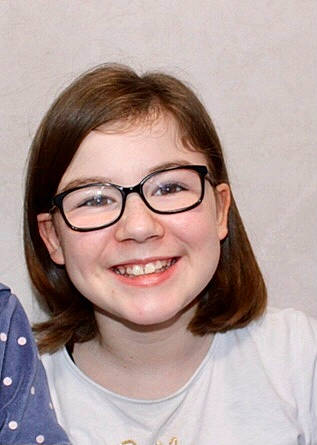 Stécy participe au concours pour gagner de l'argent avec cette photo : black_hair, cheek, collar, eye, eyelash, eyewear, gesture, glasses, happy, iris, jaw, joy, lip, long_hair, mouth, neck, nose, person, skin, sleeve