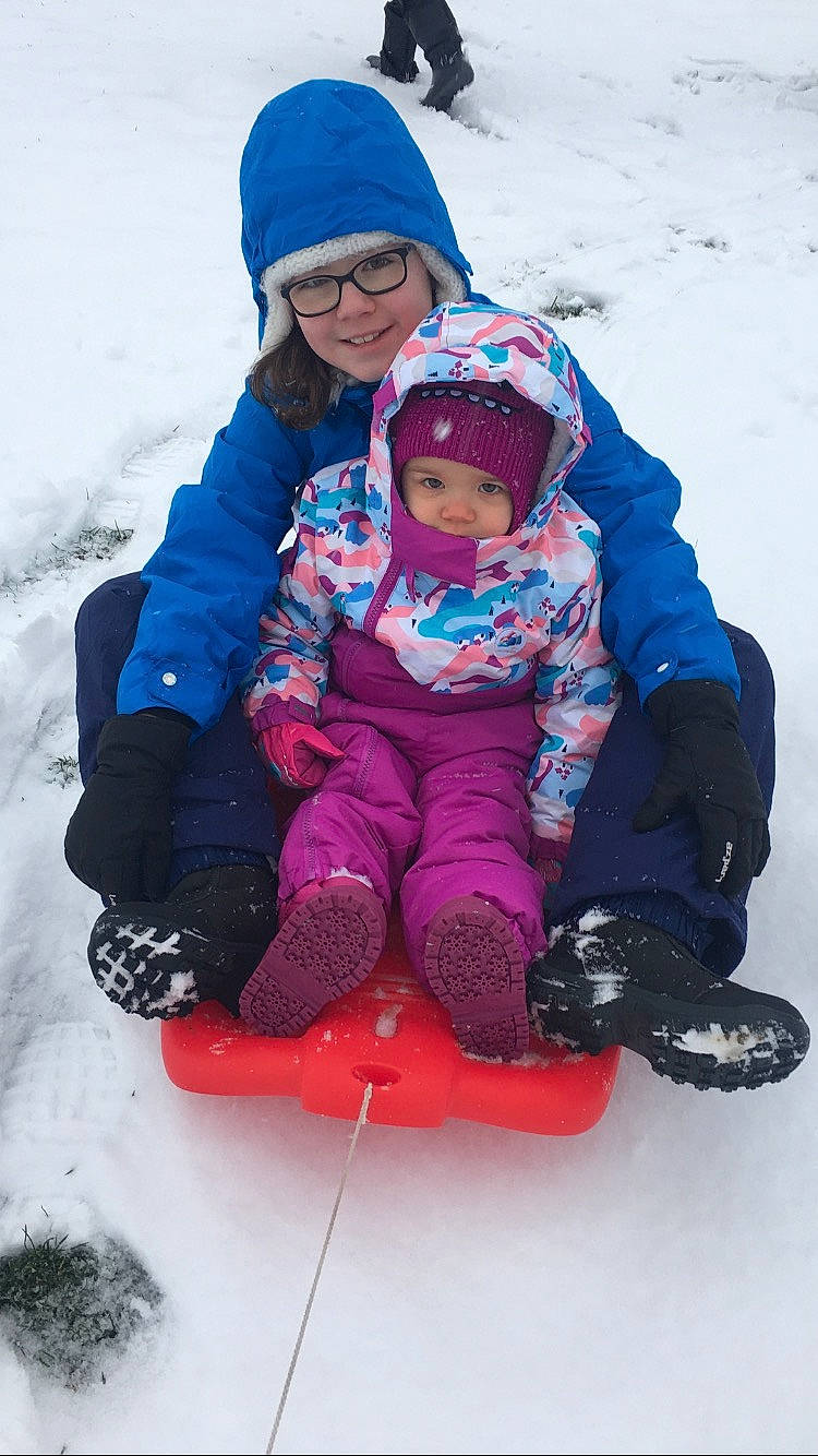 Stécy a rejoint le concours — aidez-le/la à gagner de superbes lots ! cap, child, face, freezing, fun, glove, happy, headgear, headwear, ice_cap, jacket, joy, leisure, person, recreation, sled, sledding, slope, smile, sneakers
