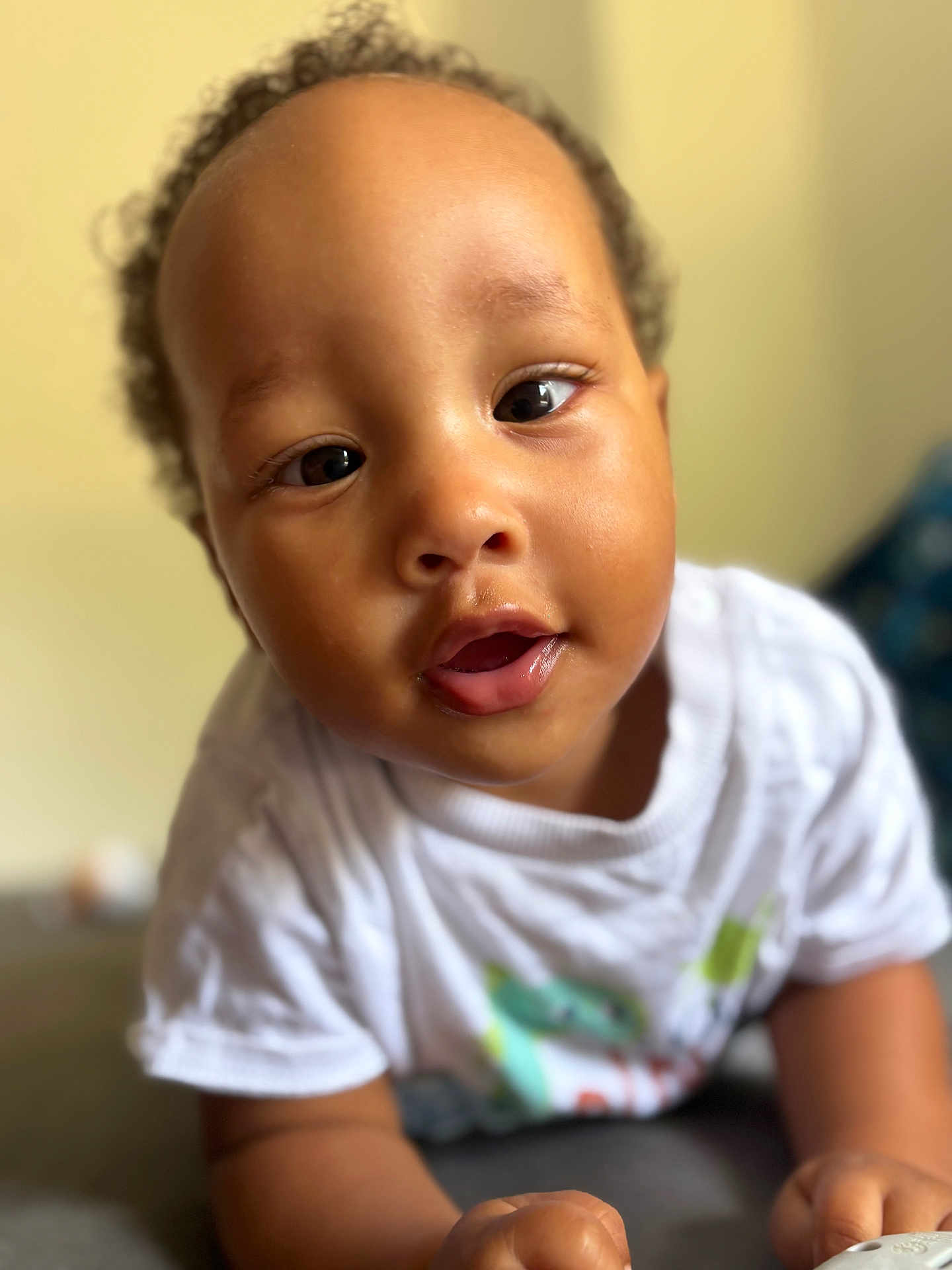 Isaiah participe au concours pour gagner de l'argent avec cette photo : baby, child, face, curious, white_shirt, close_up, portrait, indoor, infant, cute, young_child, skin, expression, person, toddler, hands, eyes, mouth, casual_clothing, soft_light