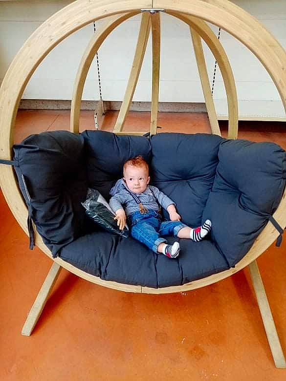Mattis a rejoint le concours — aidez-le/la à gagner de superbes lots ! baby, baby_products, baby_toddler_clothing, child, circle, comfort, couch, electric_blue, fun, home_accessories, leisure, outdoor_furniture, person, product, recreation, sitting, sleeve, toddler, tree