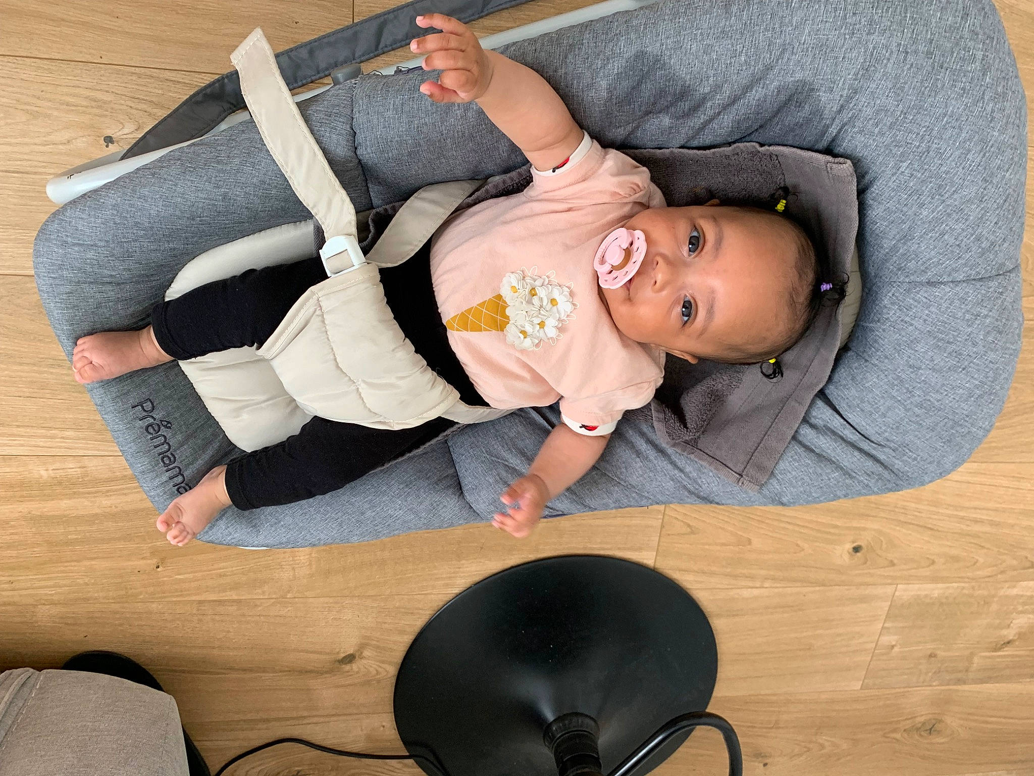 Charly a rejoint le concours — aidez-le/la à gagner de superbes lots ! baby, baby_products, baby_toddler_clothing, chair, comfort, elbow, fashion_accessory, flooring, hat, headgear, human_leg, knee, lap, linens, person, sitting, sleeve, sock, thigh, toddler