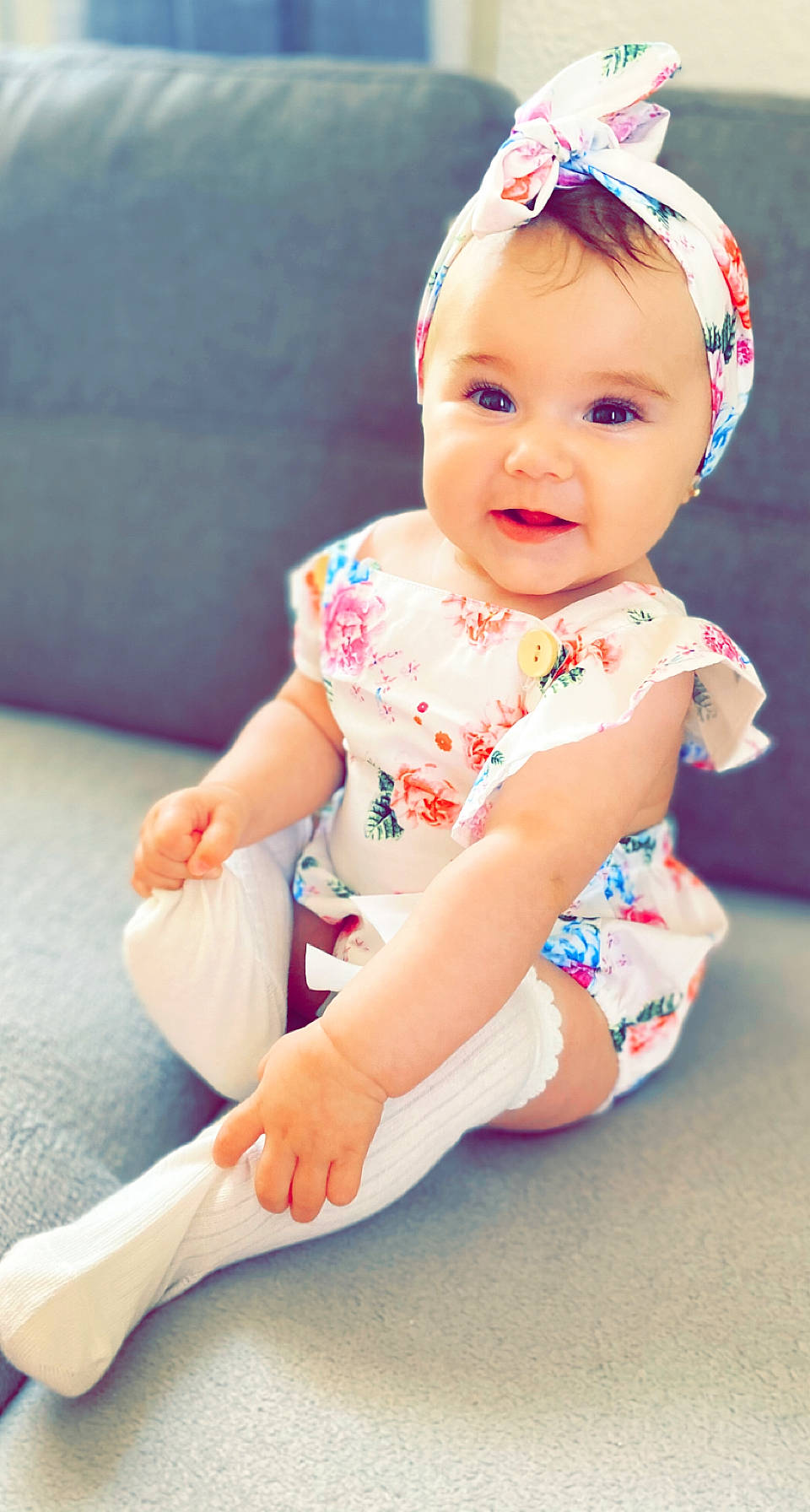 Naïa a rejoint le concours — aidez-le/la à gagner de superbes lots ! arm, baby, baby_toddler_clothing, cap, cheek, child, dress, finger, foot, fun, happy, human_leg, iris, knee, person, skin, sleeve, smile, standing, thigh
