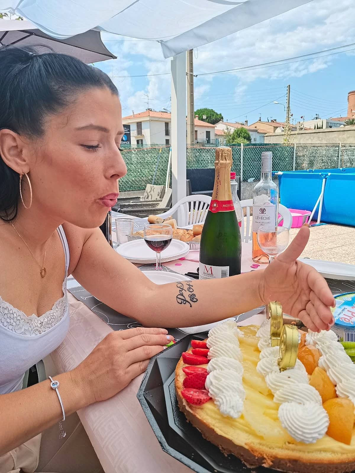 Sarah participe au concours pour gagner de l'argent avec cette photo : bottle, chair, cooking, cuisine, dessert, dish, drink, earrings, event, food, food_craving, ingredient, jewellery, junk_food, leisure, person, plate, sky, sweetness, table