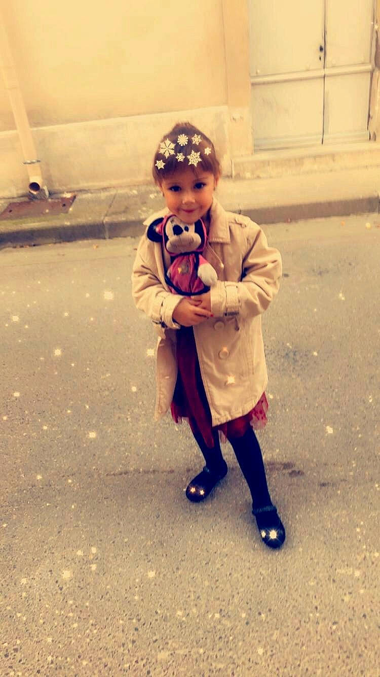 Rebecca a rejoint le concours — aidez-le/la à gagner de superbes lots ! baby, child, floor, flooring, foot, fun, fur, gesture, happy, hat, human_leg, joy, person, sandal, shadow, sitting, sleeve, smile, street_fashion, tints_and_shades