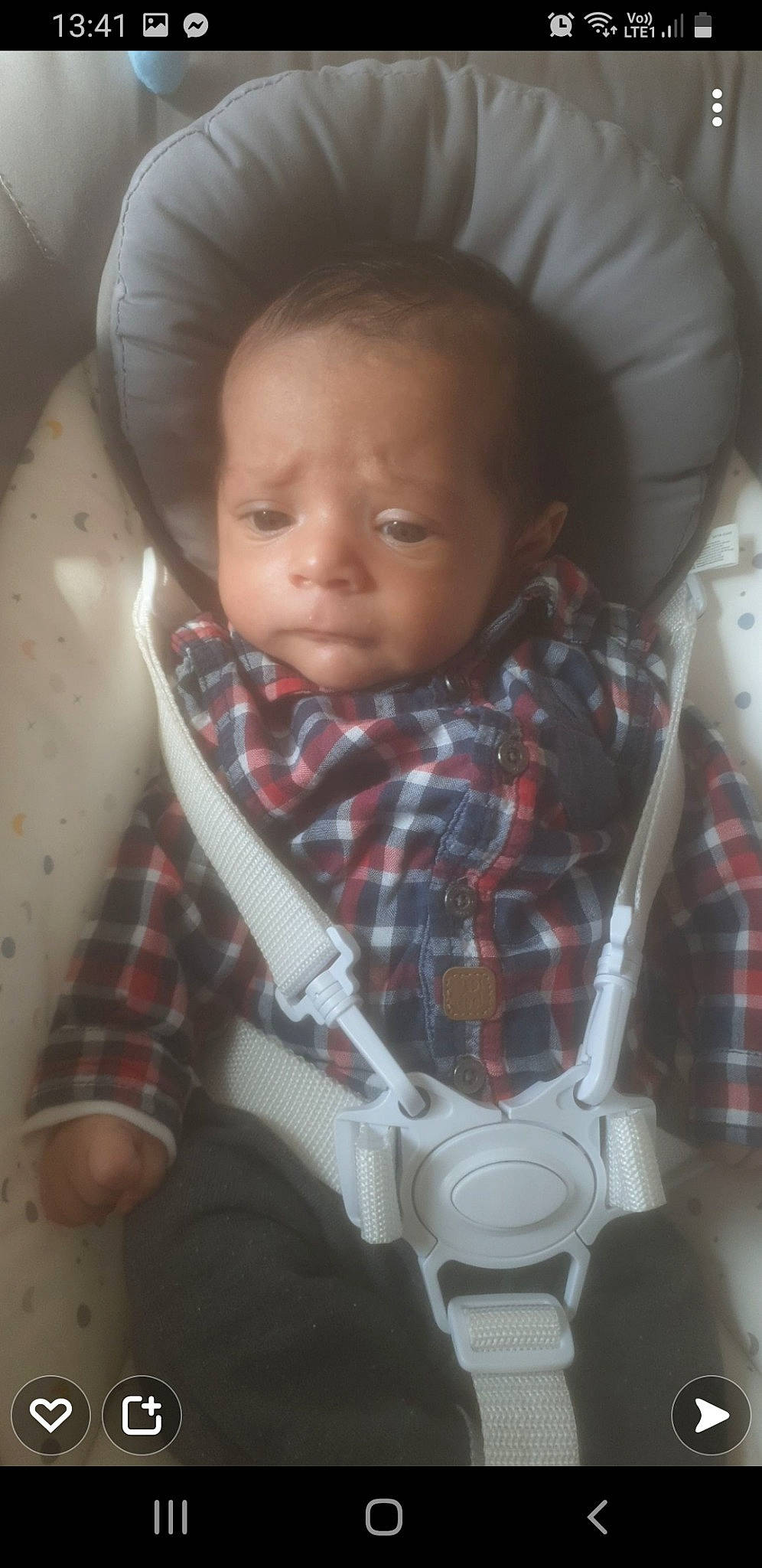 ély a rejoint le concours — aidez-le/la à gagner de superbes lots ! baby, cheek, child, comfort, cool, eye, finger, head, iris, lip, mammal, mouth, nose, outerwear, person, plaid, skin, sleeve, tartan, textile