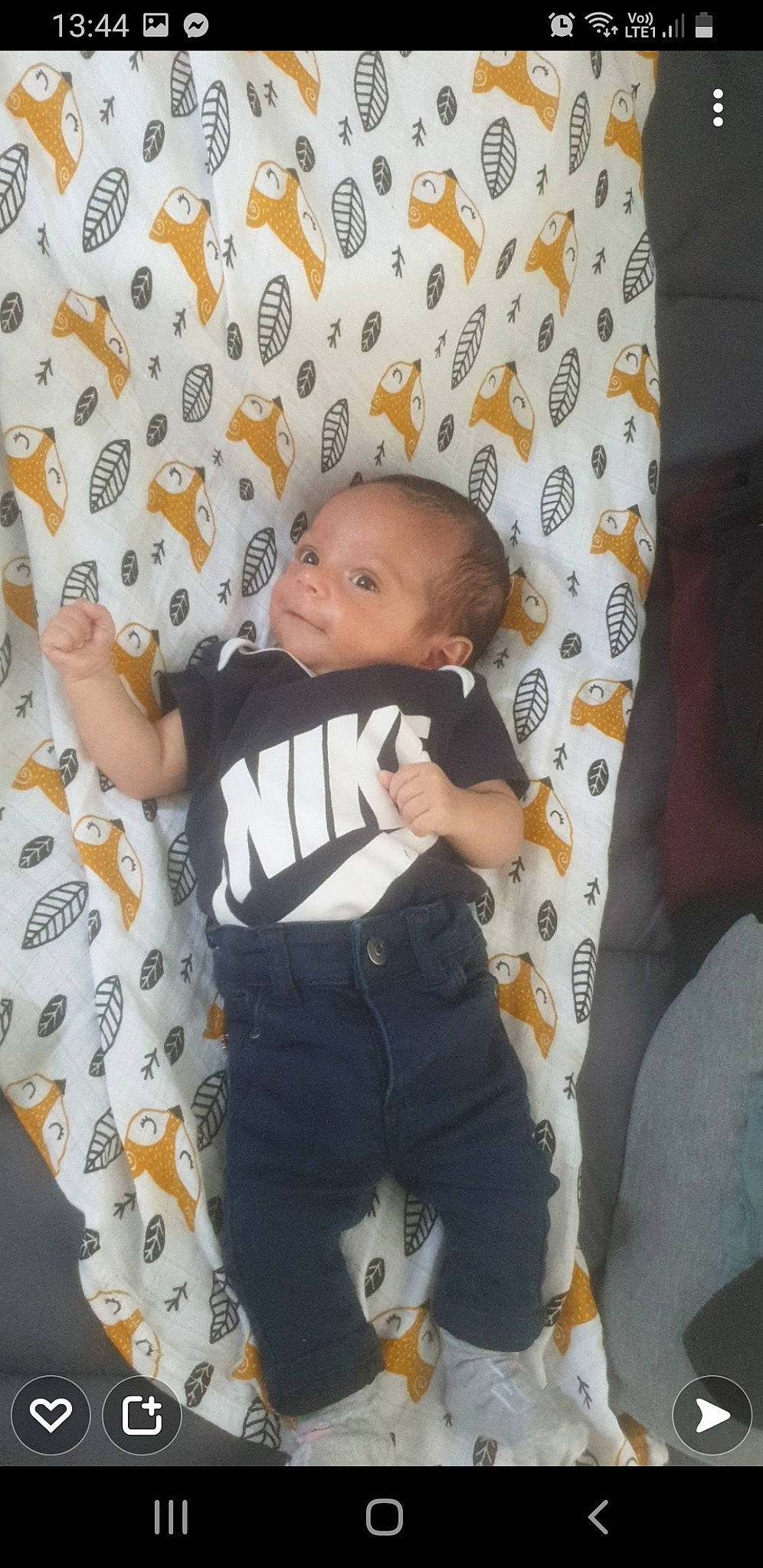 ély participe au concours pour gagner de l'argent avec cette photo : baby, baby_products, baby_toddler_clothing, child, comfort, eye, hair, happy, linens, pattern, person, product, room, sitting, sleeve, t_shirt, textile, thigh, thumb, toddler