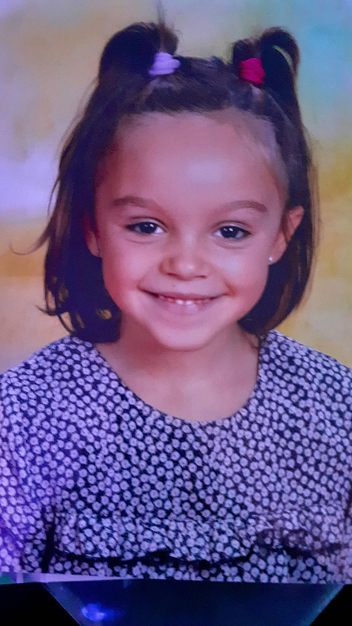 Ilona a rejoint le concours — aidez-le/la à gagner de superbes lots ! baby_toddler_clothing, beauty, cheek, child_model, eyebrow, facial_expression, forehead, hair_accessory, hairstyle, happy, iris, joy, laugh, magenta, organ, person, purple, violet