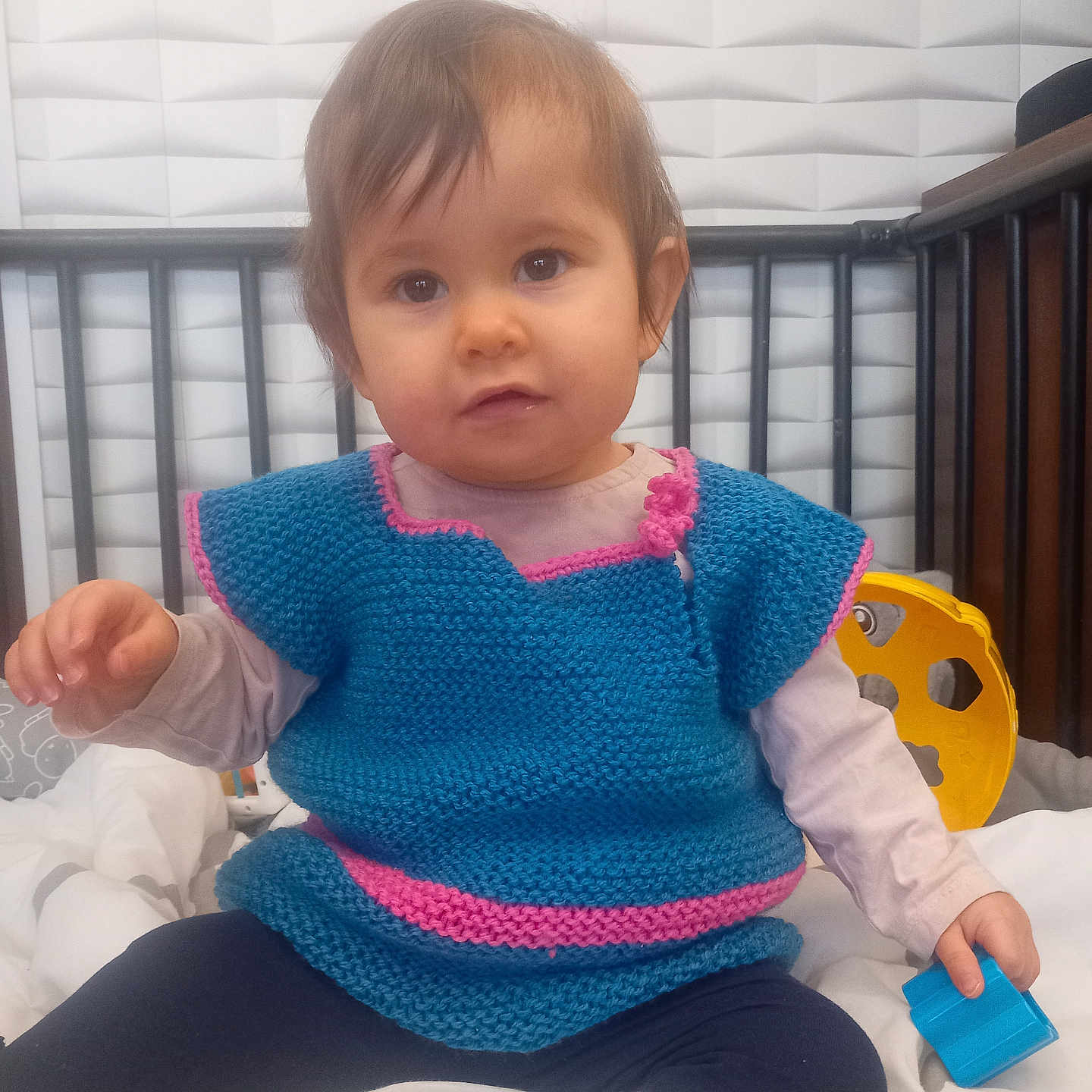 Céleste a rejoint le concours — aidez-le/la à gagner de superbes lots ! baby, bed, blanket, bodypart, clothing, couch, crib, cushion, face, finger, furniture, hand, head, homedecor, infantbed, knitwear, longsleeve, person, sleeve, sweater