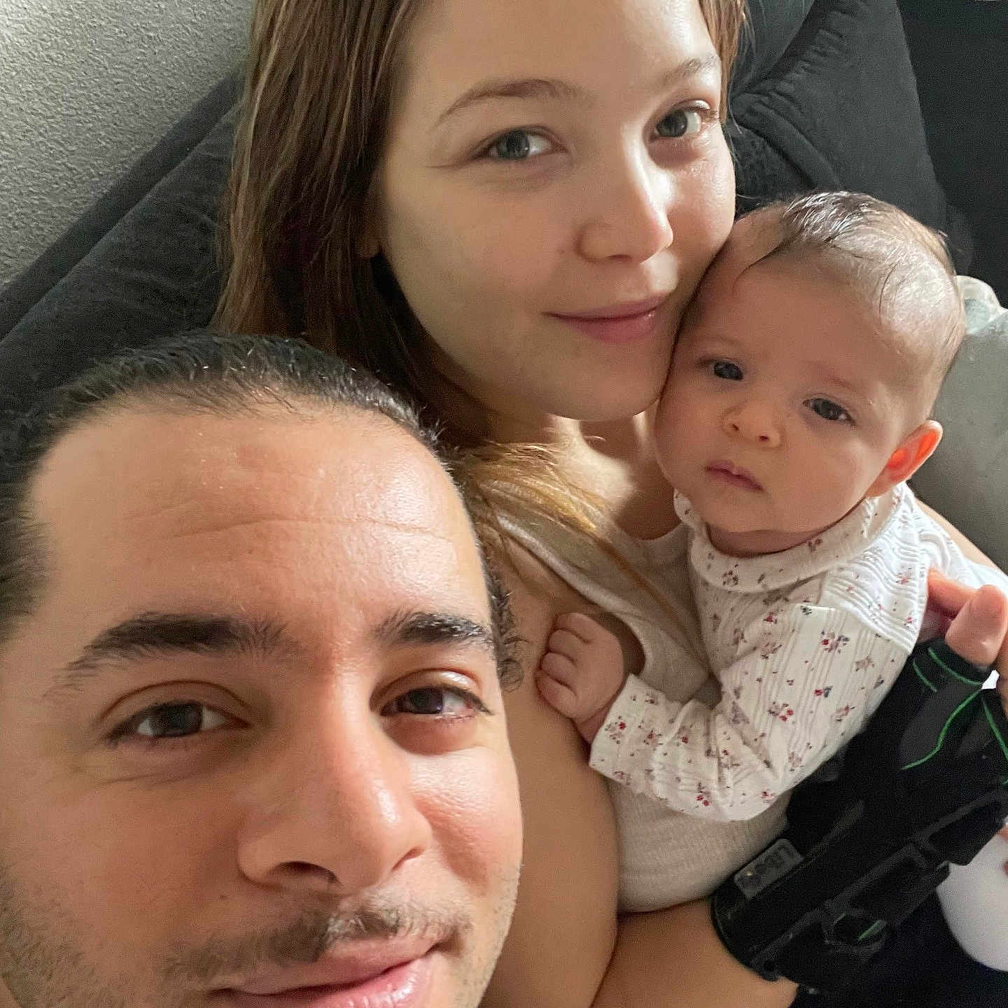 Luna a rejoint le concours — aidez-le/la à gagner de superbes lots ! family, selfie, man, woman, baby, infant, couch, indoor, portrait, smiling, holding, closeup, casual, happy, love, together, relaxed, home, people, young_child