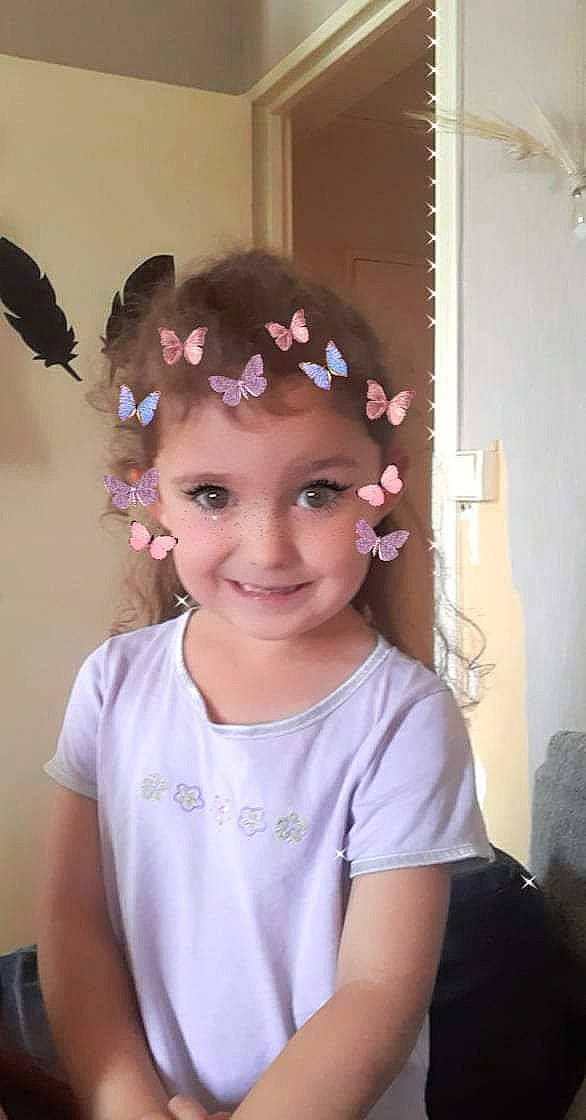 Inaya participe au concours pour gagner de l'argent avec cette photo : bridal_accessory, ear, eye, eyebrow, eyelash, flash_photography, hair_accessory, happy, headband, headgear, headpiece, iris, jewellery, joy, long_hair, magenta, neck, person, pink, purple