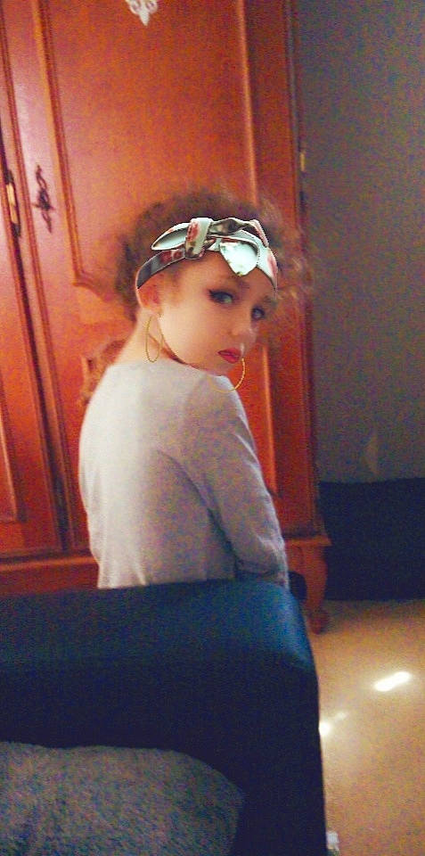 Inaya participe au concours pour gagner de l'argent avec cette photo : door, elbow, electric_blue, eye, eyewear, fashion_accessory, flash_photography, hair_accessory, hairstyle, headband, headgear, headpiece, headwear, jewellery, neck, person, shoulder, sitting, sleeve, toddler