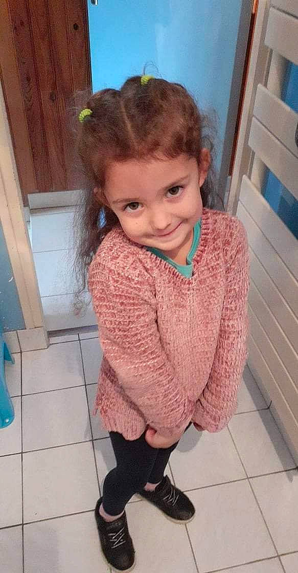 Inaya a rejoint le concours — aidez-le/la à gagner de superbes lots ! baby_toddler_clothing, blue, clothing, cool, floor, flooring, hair, hairstyle, iris, joint, joy, leg, lip, neck, person, pink, purple, shoulder, skin, sleeve