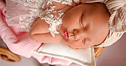 Lou a rejoint le concours — aidez-le/la à gagner de superbes lots ! baby, newborn, sleeping, lace, headband, bow, pillow, basket, stroller, blanket, pink, infant, cute, peaceful, portrait, soft, closeup, child, rest, adorable