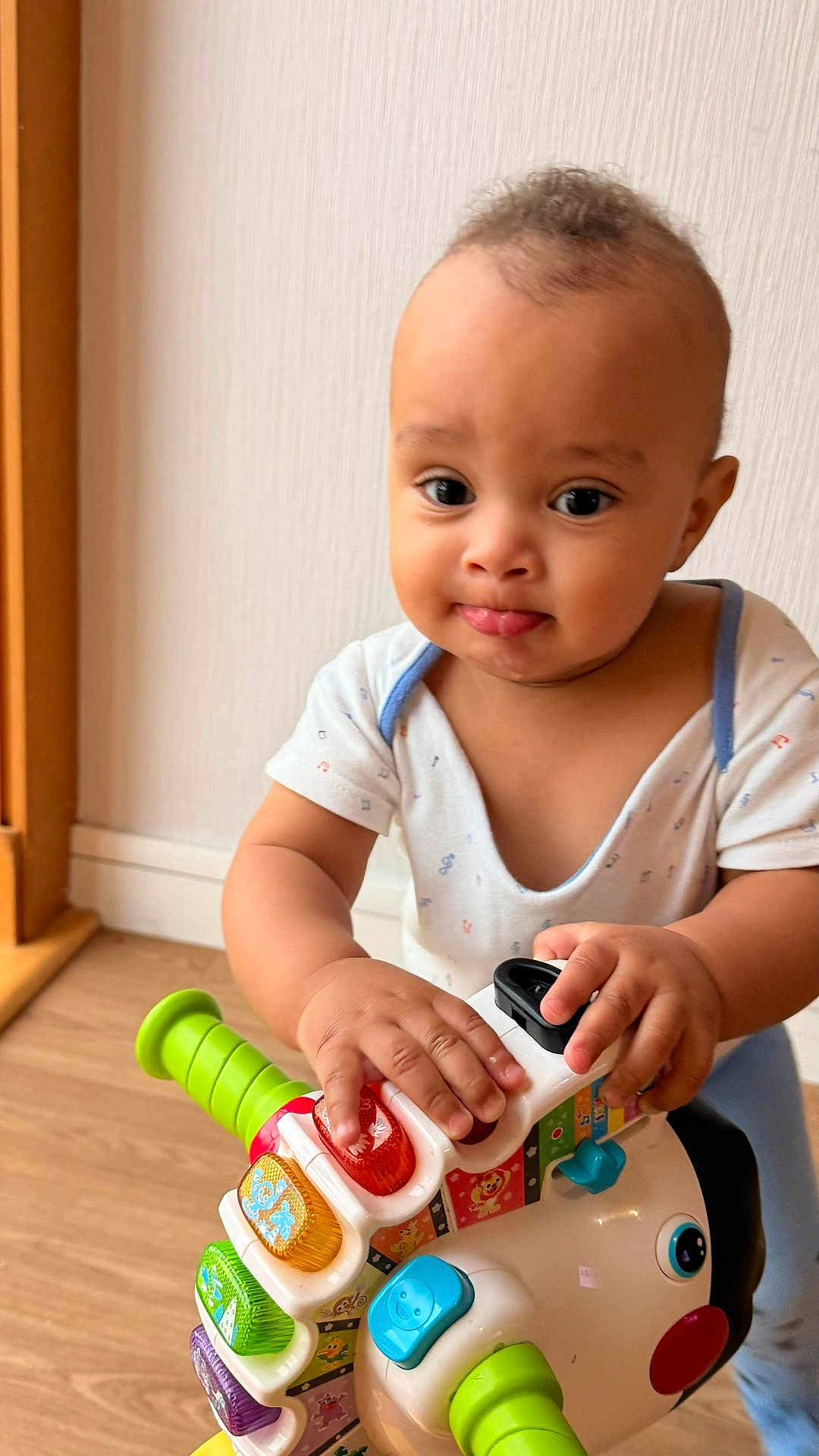 Emmanuel participe au concours pour gagner de l'argent avec cette photo : toddler, child, toy, indoor, play, curious, hands, face, expression, colorful, plastic, floor, wall, clothing, person, young, baby, grip, playful, fun