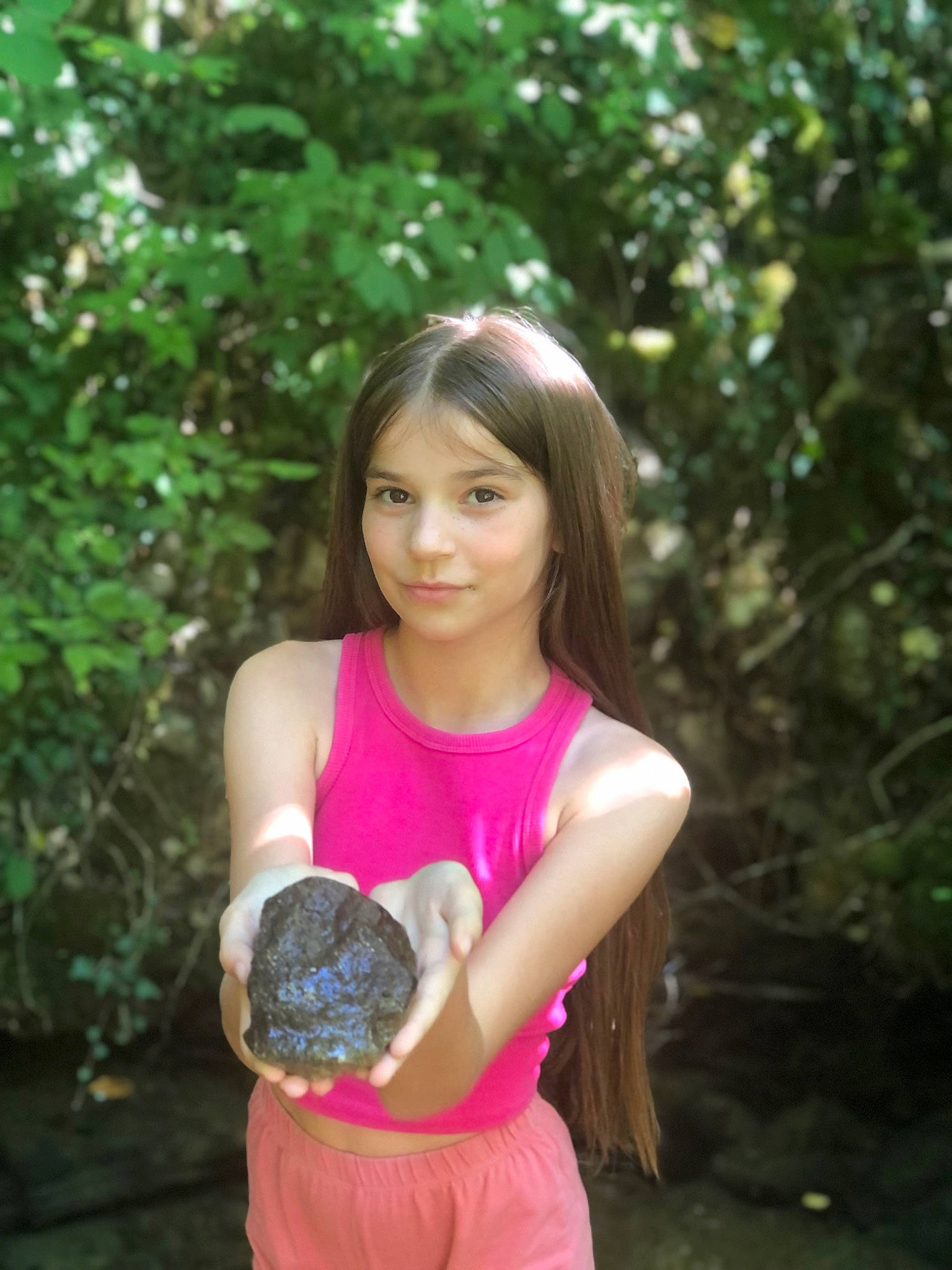 Mia a rejoint le concours — aidez-le/la à gagner de superbes lots ! arm, brown_hair, child, fawn, finger, flash_photography, fun, grass, hand, happy, human_leg, joy, long_hair, people_in_nature, person, smile, soil, t_shirt, thigh, toddler