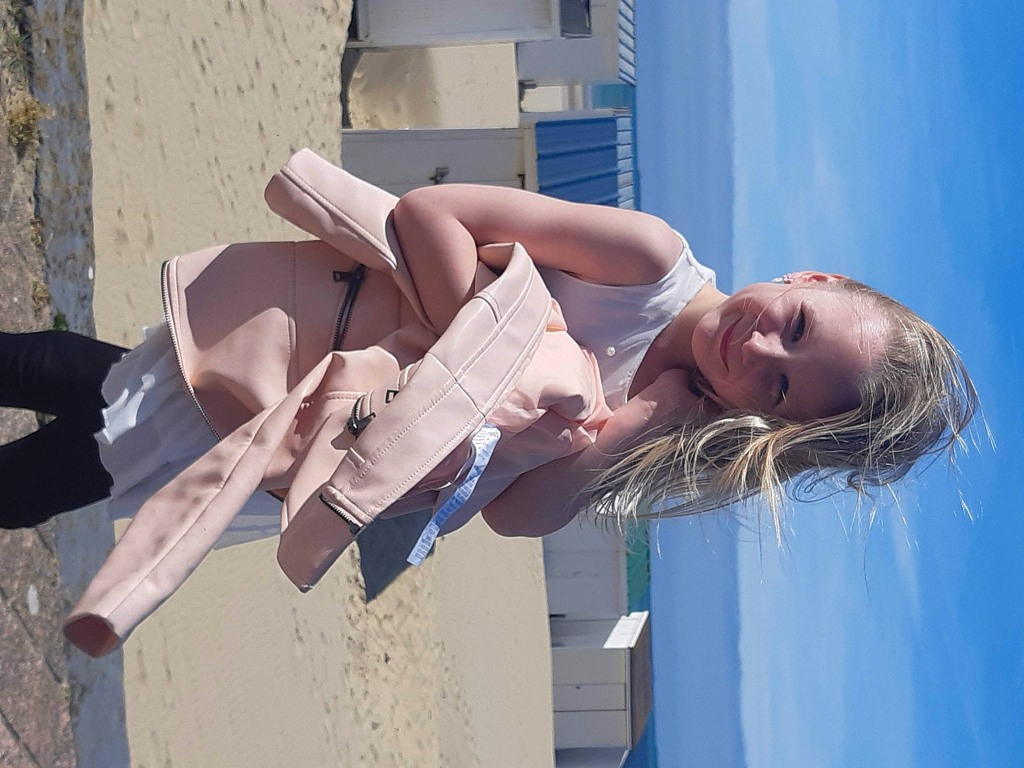 Léna a rejoint le concours — aidez-le/la à gagner de superbes lots ! azure, beauty, blond, elbow, happy, holiday, joy, people_in_nature, people_on_beach, person, portrait_photography, sand, summer, sunlight, throat, vacation