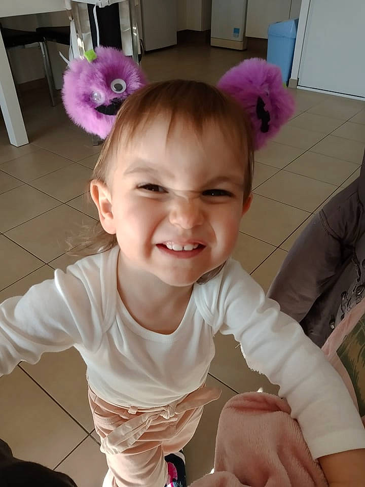 Angèle a rejoint le concours — aidez-le/la à gagner de superbes lots ! baby, baby_toddler_clothing, cheek, child, clothing, flooring, fun, hairstyle, happy, iris, joy, magenta, person, pink, product, purple, skin, sleeve, smile, thumb