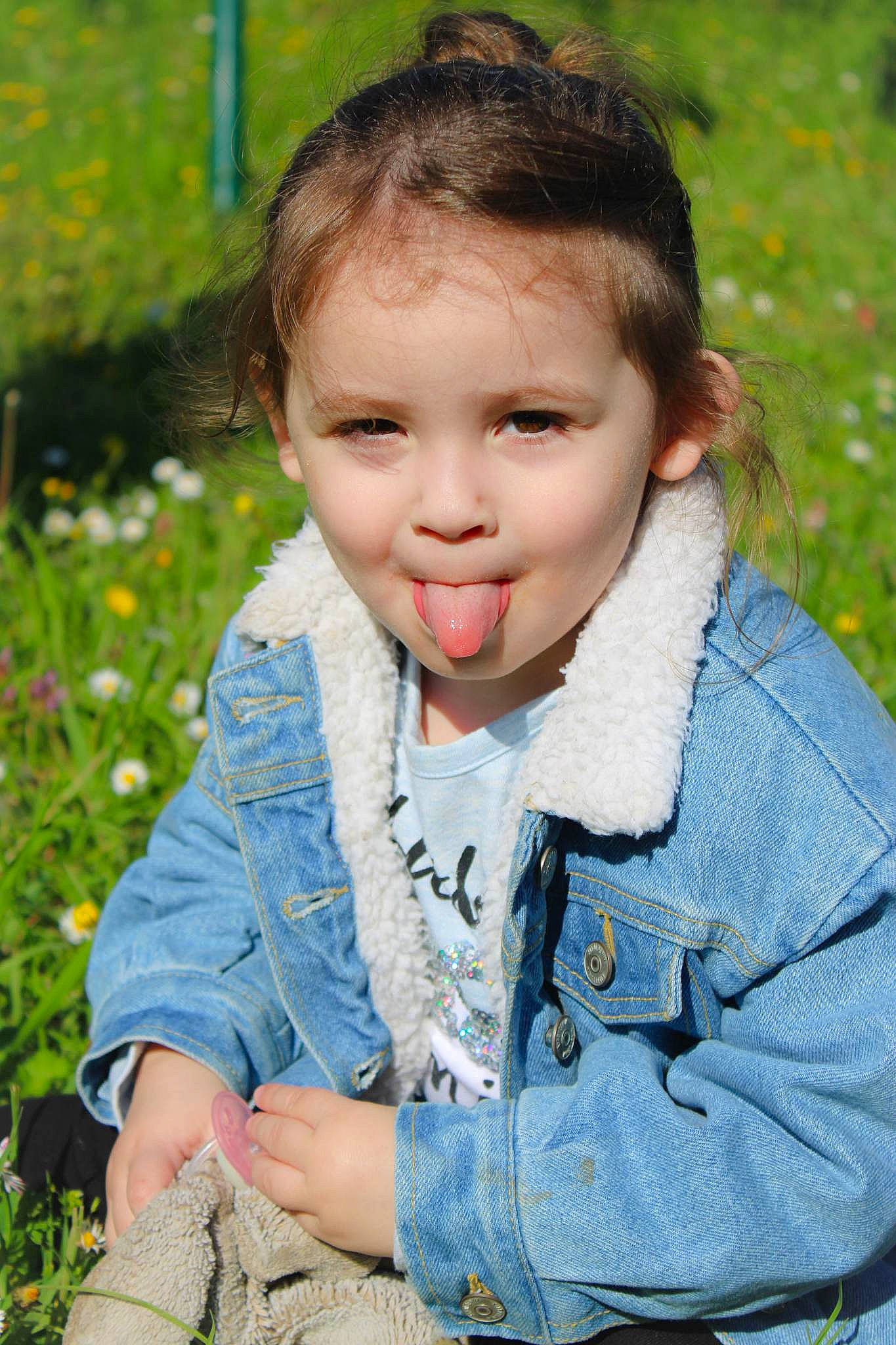 Thalia participe au concours pour gagner de l'argent avec cette photo : baby_toddler_clothing, brown_hair, child, electric_blue, fun, grass, grass_family, grassland, happy, iris, leisure, nose, people_in_nature, person, plant, sitting, skin, smile, sunlight, toddler