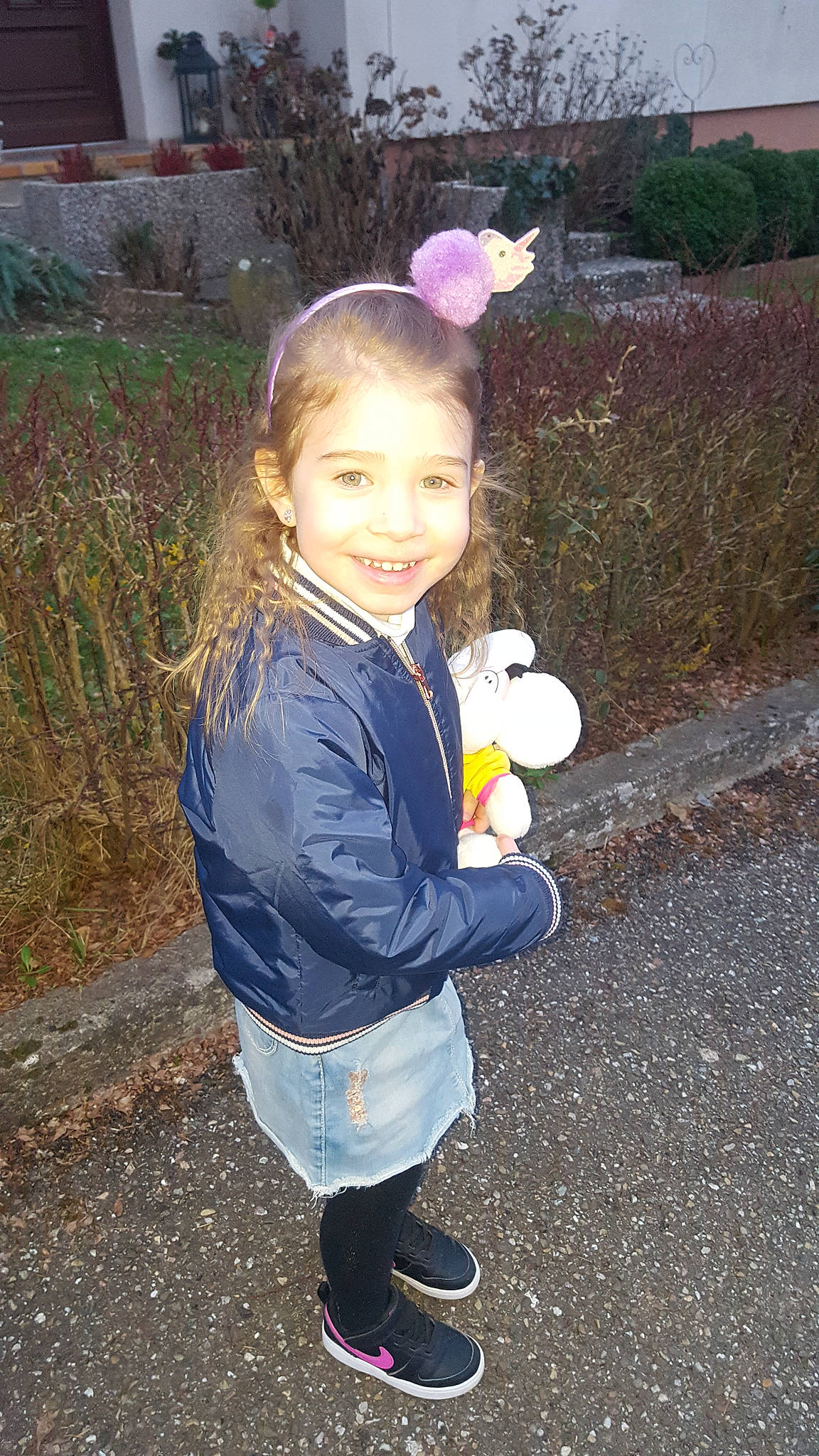 Selena a rejoint le concours — aidez-le/la à gagner de superbes lots ! child, eye, fun, glove, grass, hairstyle, happy, head, jacket, joy, leisure, people_in_nature, person, personal_protective_equipment, plant, recreation, smile, sneakers, soil, toddler