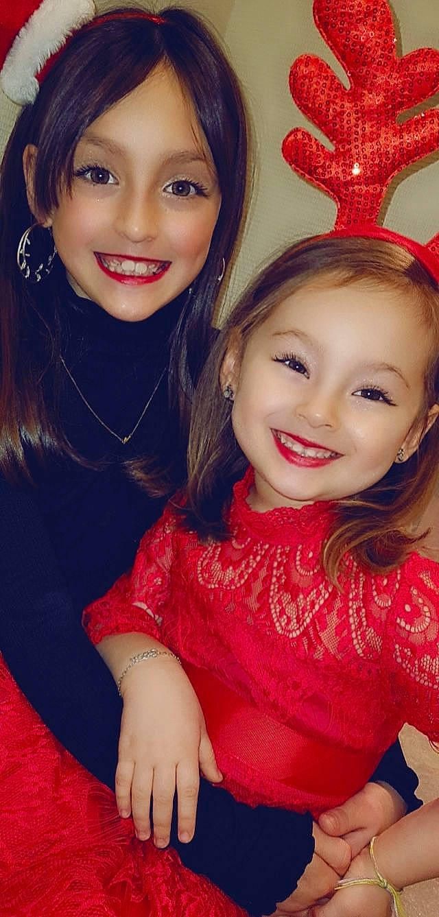 Eléna a rejoint le concours — aidez-le/la à gagner de superbes lots ! chin, eye, eyebrow, eyelash, face, facial_expression, fashion, flash_photography, hair, hairstyle, happy, head, iris, joy, lip, organ, person, red, skin, sleeve