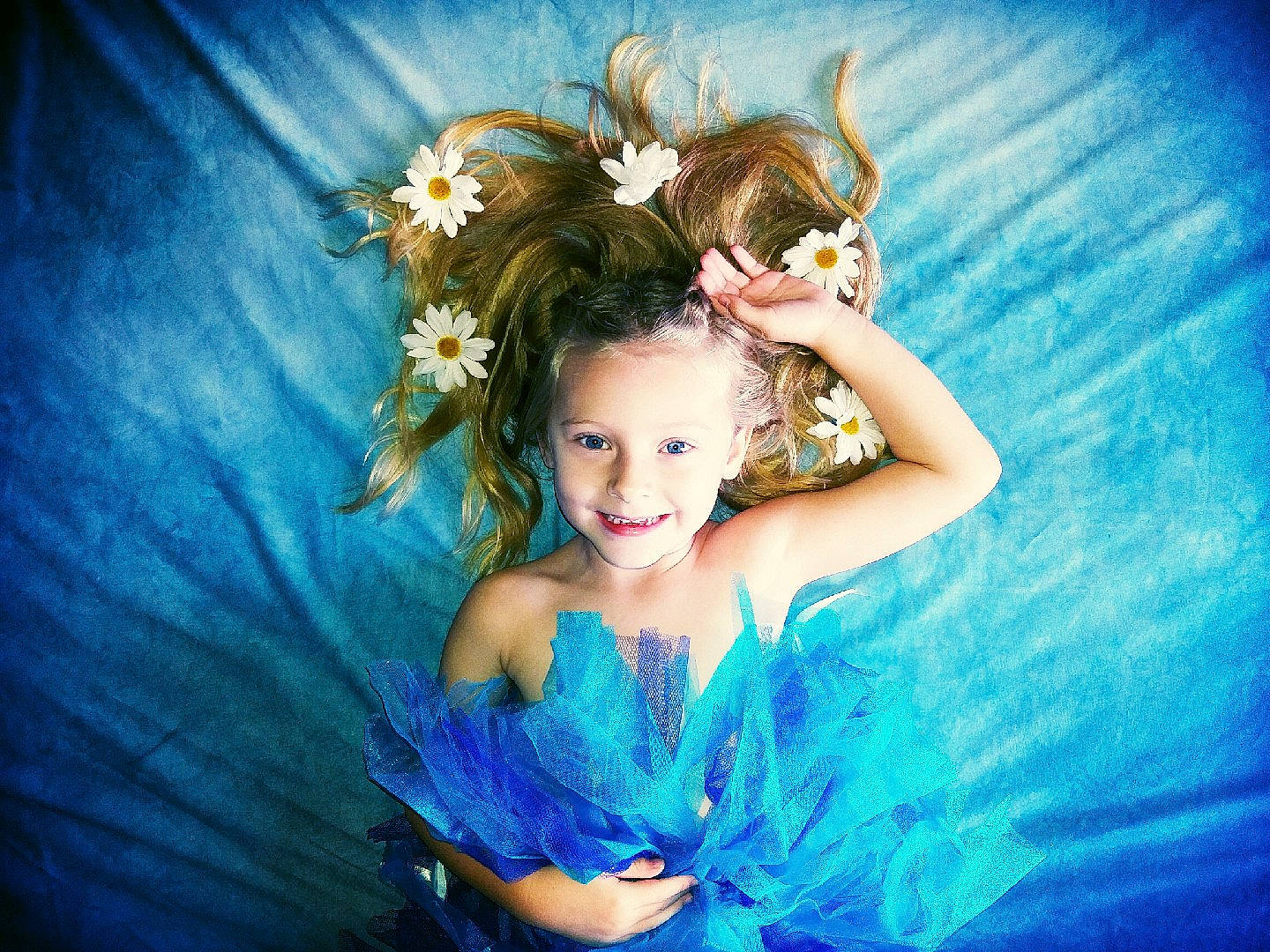 Alyssia a rejoint le concours — aidez-le/la à gagner de superbes lots ! blue, brown_hair, cg_artwork, clothing, day_dress, dress, electric_blue, event, fashion_design, flash_photography, formal_wear, fun, gown, happy, headpiece, joy, long_hair, mythical_creature, people_in_nature, person