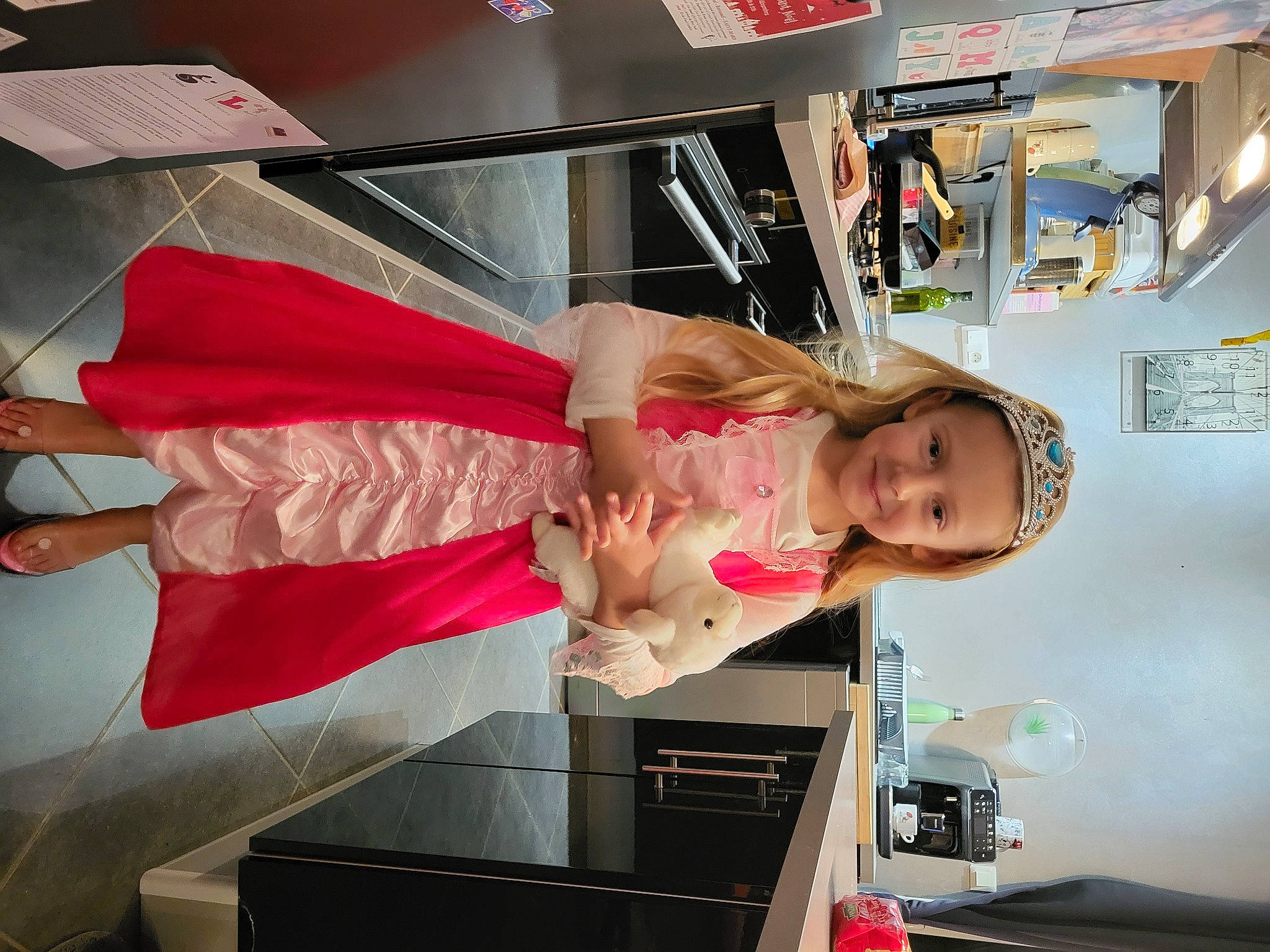 Alyssia a rejoint le concours — aidez-le/la à gagner de superbes lots ! advertising, child, fun, human_leg, joy, machine, person, room, smile, t_shirt, toddler