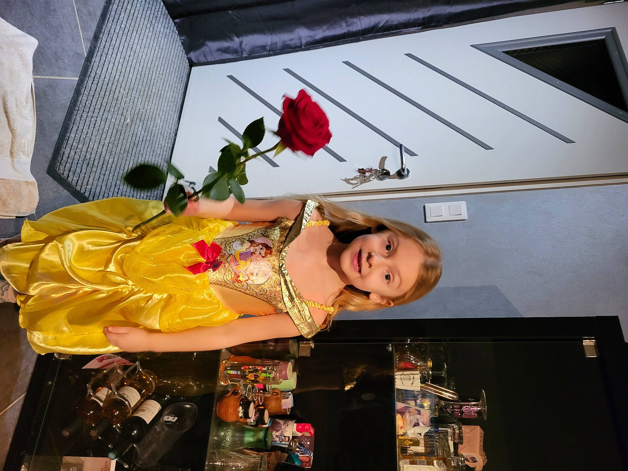 Alyssia a rejoint le concours — aidez-le/la à gagner de superbes lots ! artificial_flower, carmine, cut_flowers, event, fashion_design, floral_design, floristry, flower, flower_arranging, fun, happy, jewellery, joy, magenta, person, petal, plant, room, rose, rose_family