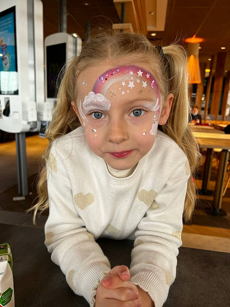 Alyssia participe au concours pour gagner de l'argent avec cette photo : chair, cheek, child, chin, ear, eyebrow, eyelash, fashion_accessory, flooring, fun, fur, hair_accessory, happy, headband, headpiece, iris, person, room, sitting, tin_can