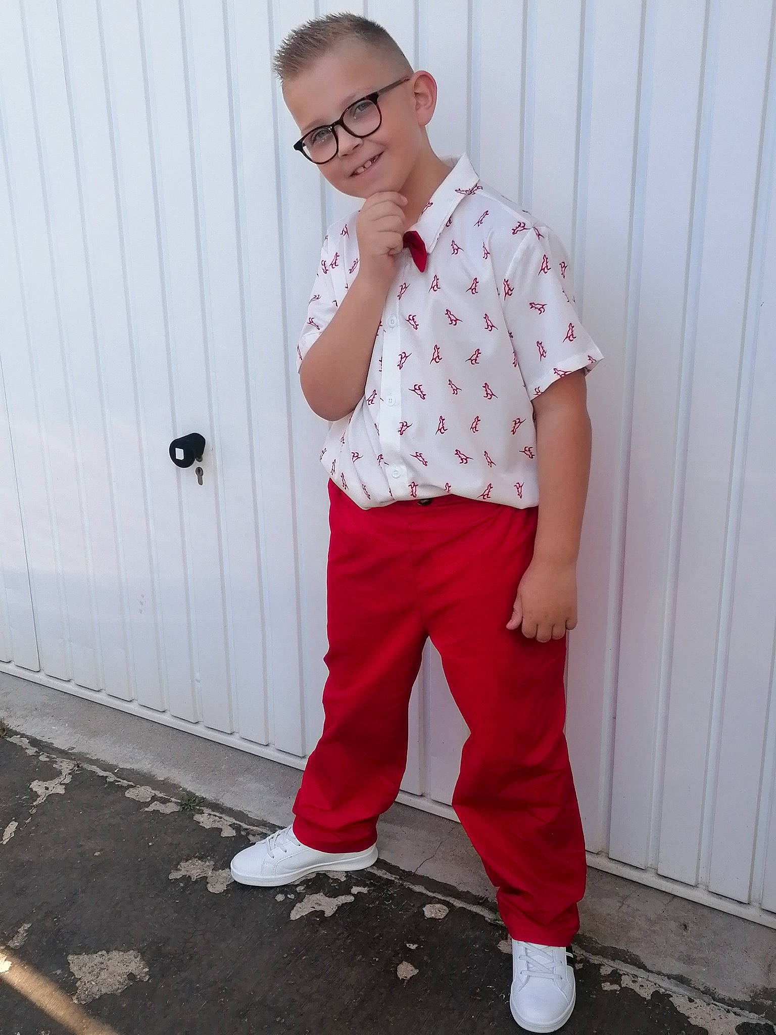 Maël a rejoint le concours — aidez-le/la à gagner de superbes lots ! blazer, clothing, collar, cool, dress_shirt, eyewear, fashion_design, human_leg, joy, knee, magenta, pattern, person, plaid, shoe, sleeve, sportswear, standing, t_shirt, waist