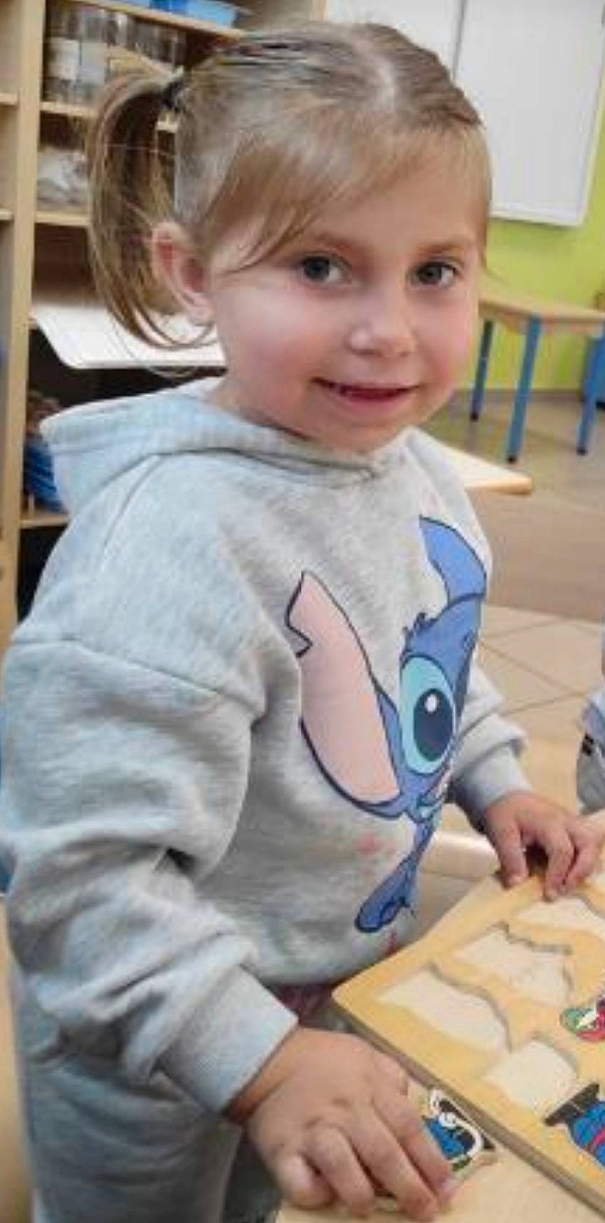 Jade participe au concours pour gagner de l'argent avec cette photo : baby, baby_products, baby_toddler_clothing, bangs, chair, cheek, child, electric_blue, flooring, happy, joy, long_sleeved_t_shirt, pattern, person, play, room, sitting, sleeve, smile, t_shirt