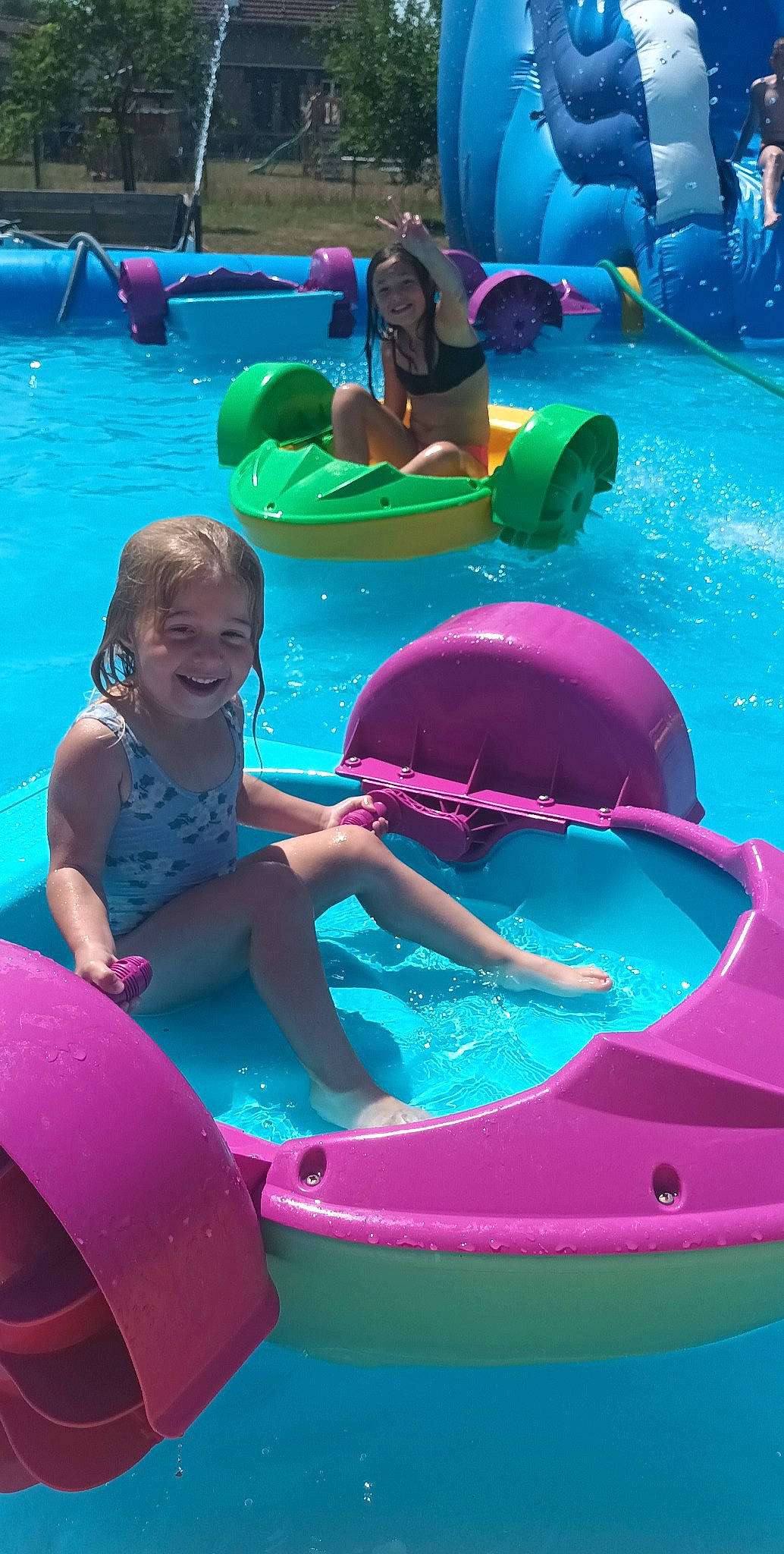 Maeva participe au concours pour gagner de l'argent avec cette photo : aqua, azure, baby_float, blue, fun, green, inflatable, joy, leisure, magenta, mammal, outdoor_recreation, person, personal_protective_equipment, pink, recreation, smile, summer, swimming_pool, vertebrate