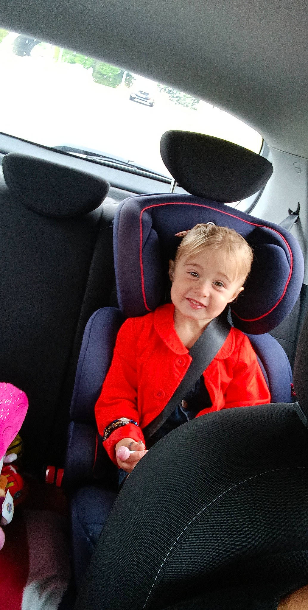 Maeva participe au concours pour gagner de l'argent avec cette photo : air_travel, auto_part, automotive_design, automotive_exterior, car, car_seat, car_seat_cover, comfort, family_car, head_restraint, joy, mode_of_transport, motor_vehicle, person, seat_belt, smile, steering_part, steering_wheel, toddler, vehicle