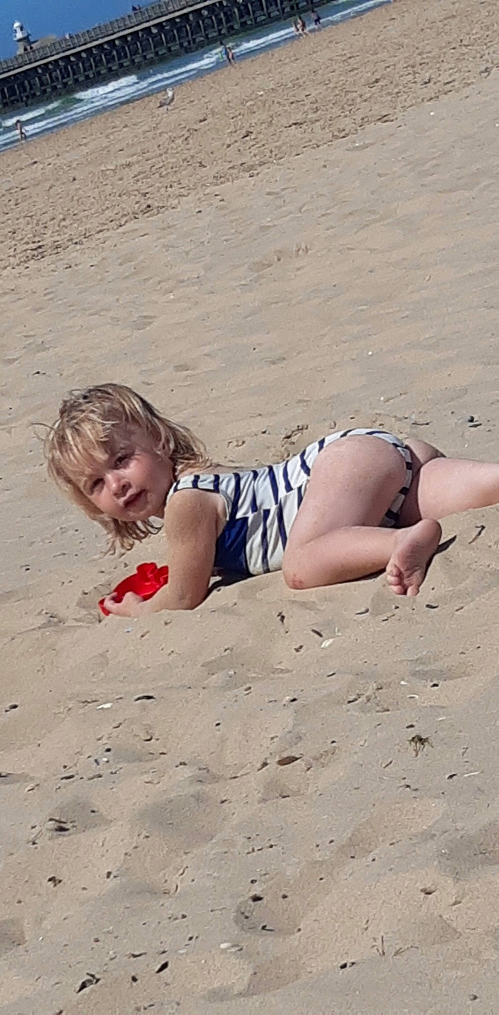 Maeva a rejoint le concours — aidez-le/la à gagner de superbes lots ! barefoot, beach, ecoregion, foot, fun, hair, hairstyle, happy, human_body, human_leg, knee, landscape, leg, leisure, people_in_nature, people_on_beach, person, sand, swimwear, thigh