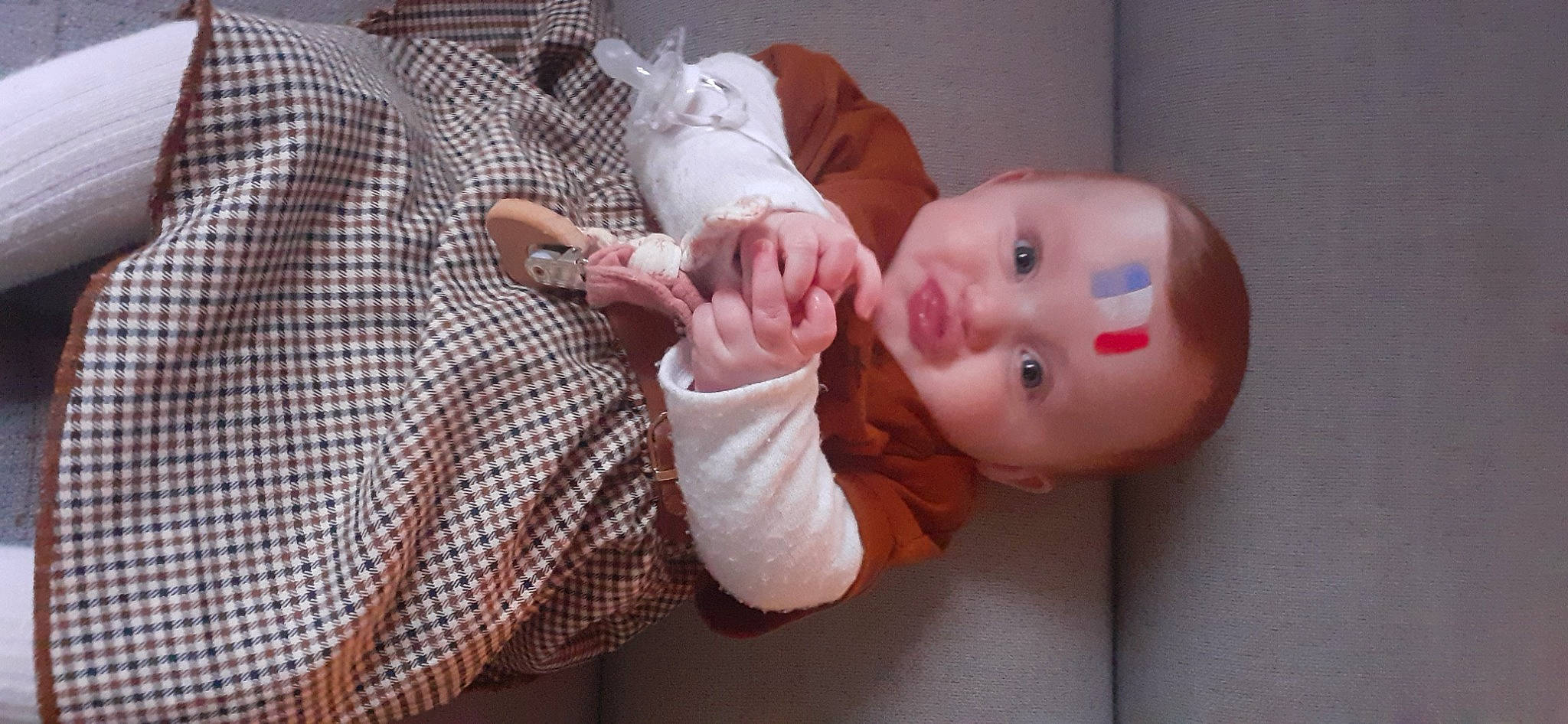 Mya participe au concours pour gagner de l'argent avec cette photo : baby, baby_toddler_clothing, cheek, child, comfort, eye, eyelash, foot, gesture, hand, nail, nose, pattern, person, plaid, sleeve, tartan, thumb, toddler, toy
