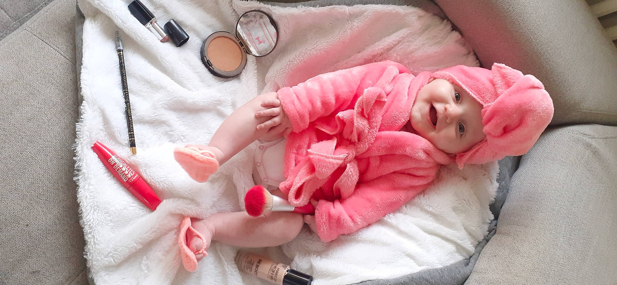 Mya participe au concours pour gagner de l'argent avec cette photo : baby, baby_products, baby_sleeping, baby_toddler_clothing, button, child, comfort, eyewear, fashion_accessory, headwear, linens, magenta, peach, person, pink, product, skin, sleeve, smile, textile