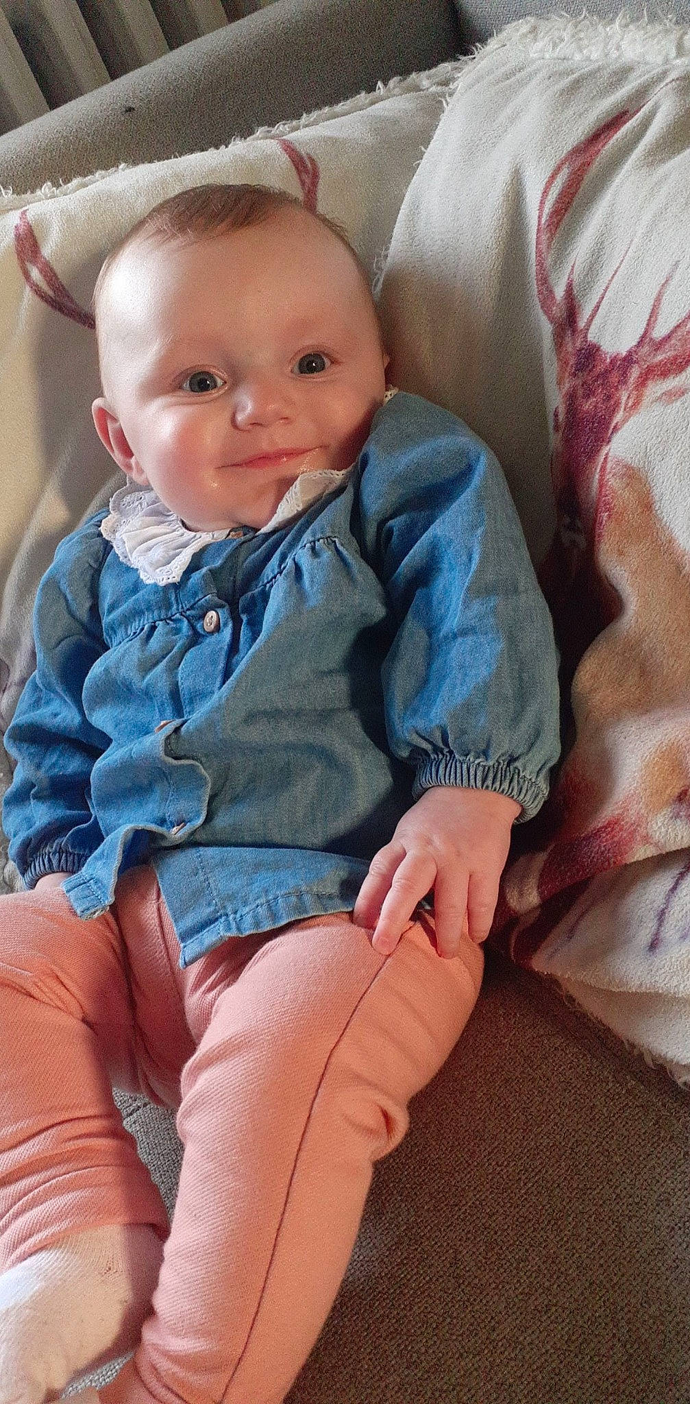 Mya participe au concours pour gagner de l'argent avec cette photo : arm, cheek, comfort, eye, face, facial_expression, hair, hand, head, human_body, leg, lip, mouth, neck, nose, organ, outerwear, person, skin, smile