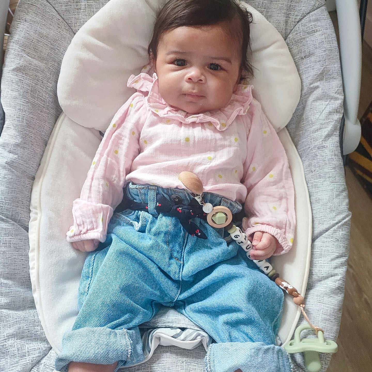 Giùlya a rejoint le concours — aidez-le/la à gagner de superbes lots ! baby, bed, clothing, couch, cradle, crib, cushion, face, footwear, furniture, happy, head, homedecor, infantbed, jeans, pants, person, photography, portrait, shoe