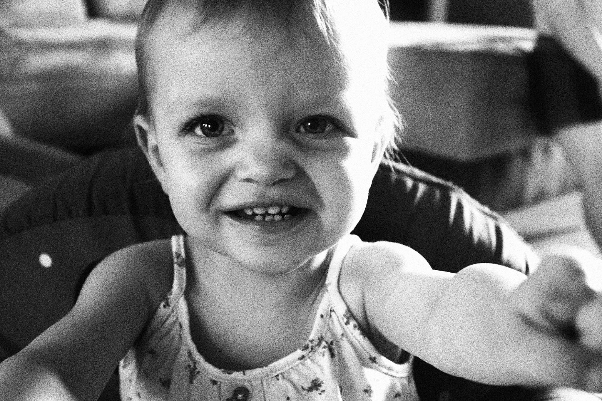 Jade participe au concours pour gagner de l'argent avec cette photo : arm, black, black_and_white, cheek, chin, eye, eyebrow, face, facial_expression, flash_photography, hand, human_body, joy, lip, mouth, nose, organ, person, photograph, skin