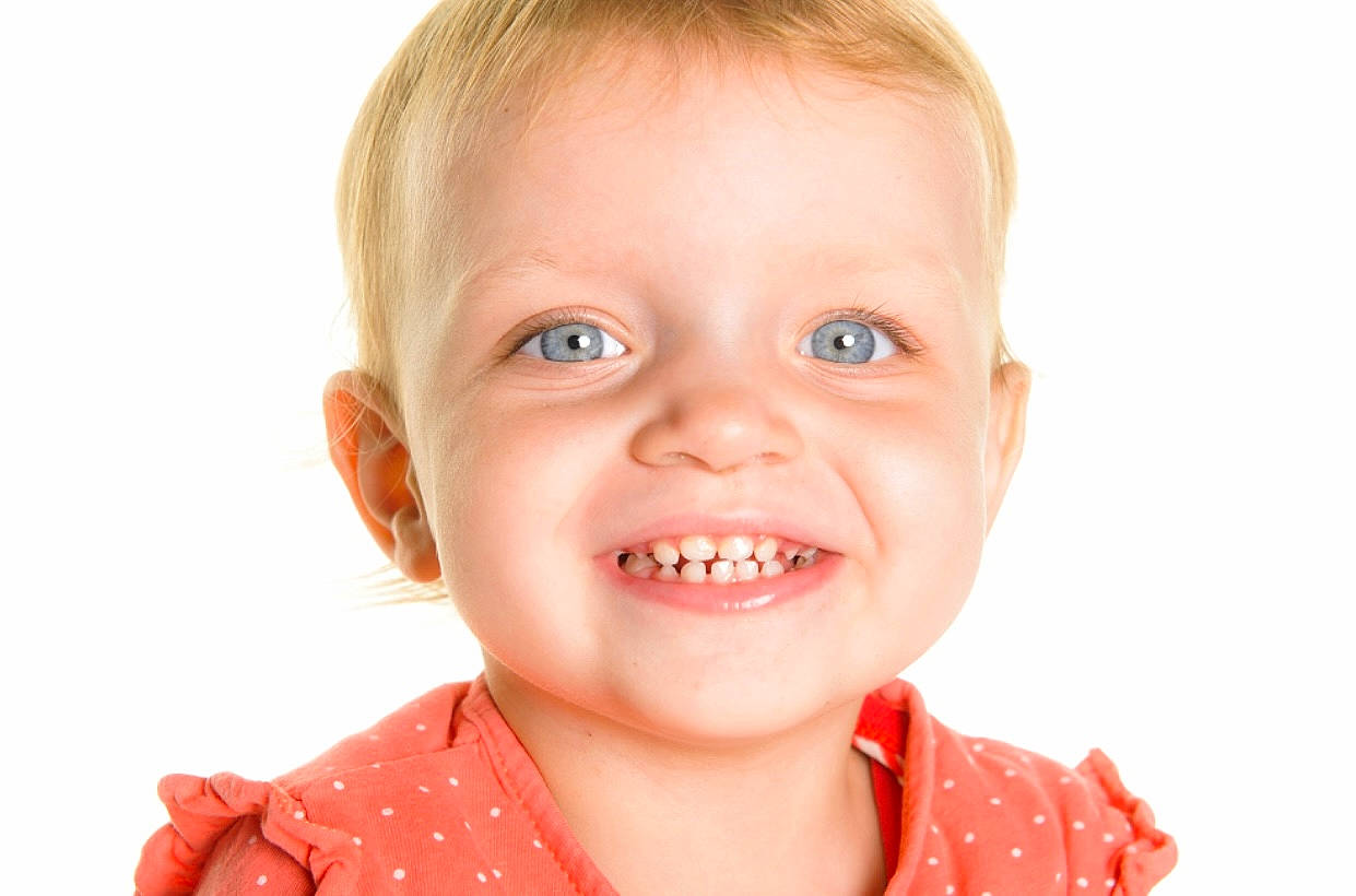 Jade a rejoint le concours — aidez-le/la à gagner de superbes lots ! cheek, close_up, cosmetic_dentistry, ear, face, fun, gesture, happy, iris, jaw, joy, laugh, lip, mouth, neck, nose, person, red, sleeve, smile