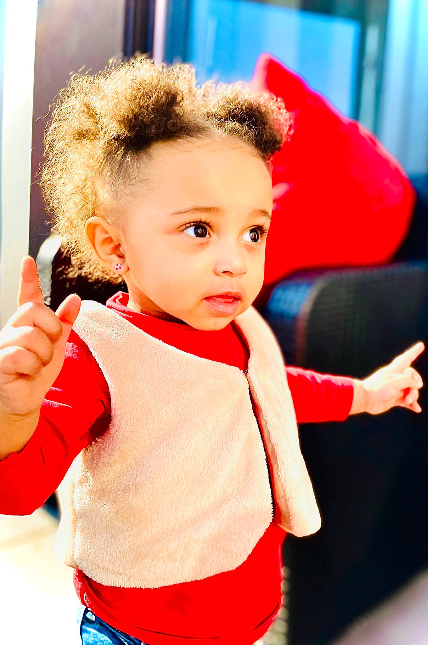 Aïssatou participe au concours pour gagner de l'argent avec cette photo : baby, baby_toddler_clothing, blue, cheek, chin, face, facial_expression, finger, fun, gesture, hair, hand, happy, leisure, person, red, shoulder, skin, sleeve, toddler