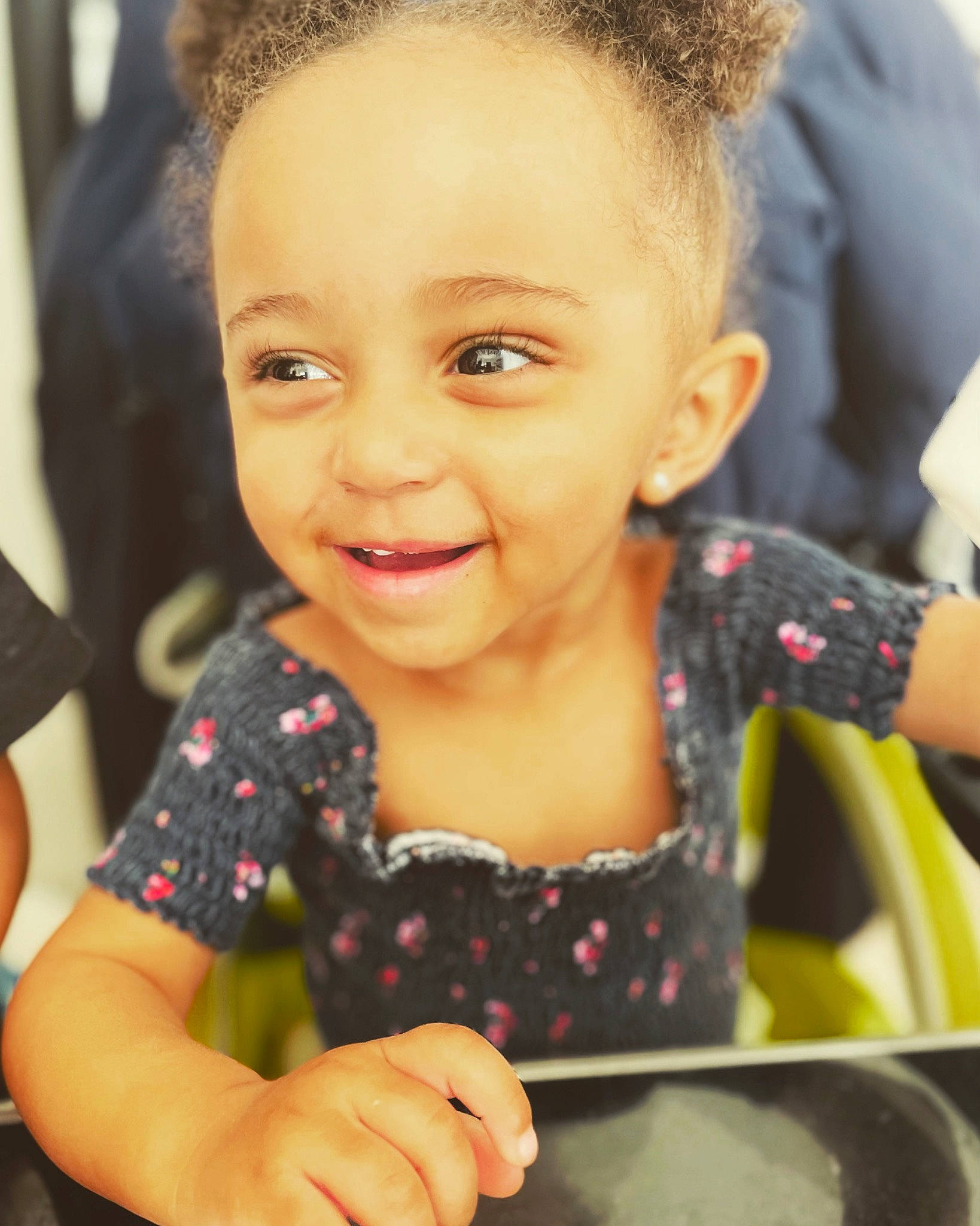 Aïssatou a rejoint le concours — aidez-le/la à gagner de superbes lots ! beauty, cheek, child, ear, eyelash, face, facial_expression, forehead, fun, hair, hairstyle, happy, head, iris, joy, nose, people, person, skin, smile