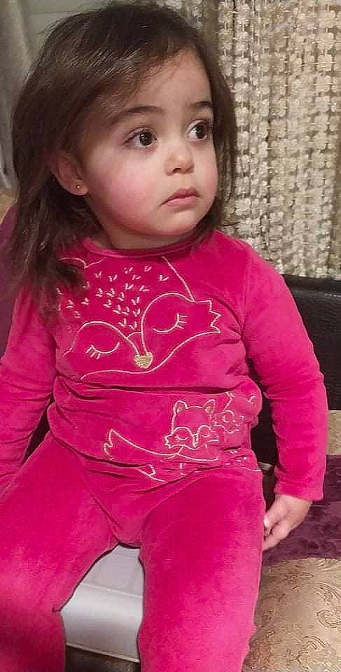 Meriem a rejoint le concours — aidez-le/la à gagner de superbes lots ! baby_toddler_clothing, cheek, chin, eye, eyelash, face, hair, iris, lip, neck, nose, organ, outerwear, person, pink, shoulder, skin, sleeve, standing, t_shirt