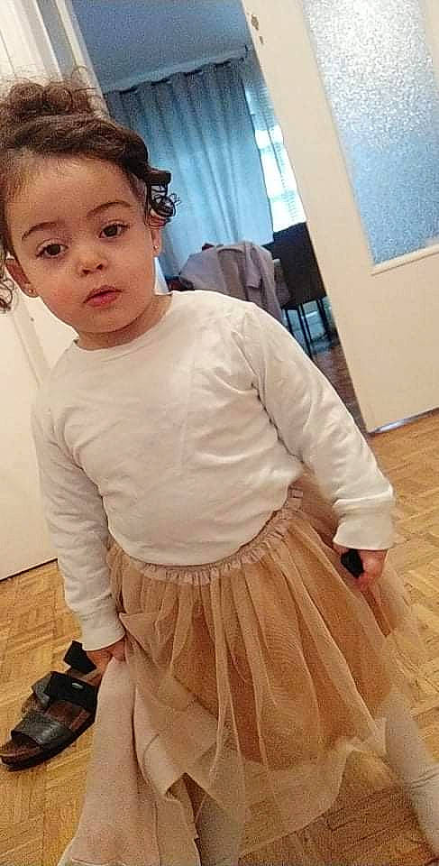 Meriem a rejoint le concours — aidez-le/la à gagner de superbes lots ! abdomen, blond, embellishment, eyelash, fashion_design, hairstyle, human_body, human_leg, joint, knee, neck, person, ruffle, shoulder, skin, sleeve, street_fashion, t_shirt, thigh, trunk