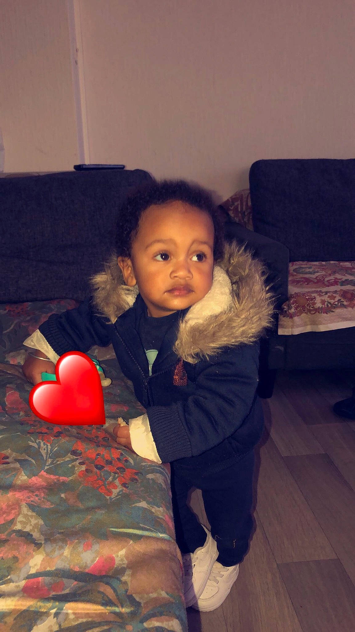 Nael Enzoudine a rejoint le concours — aidez-le/la à gagner de superbes lots ! cheek, comfort, finger, floor, flooring, fun, happy, iris, jacket, leg, lip, long_hair, mouth, nose, person, shoulder, thigh, tints_and_shades, toddler, trunk