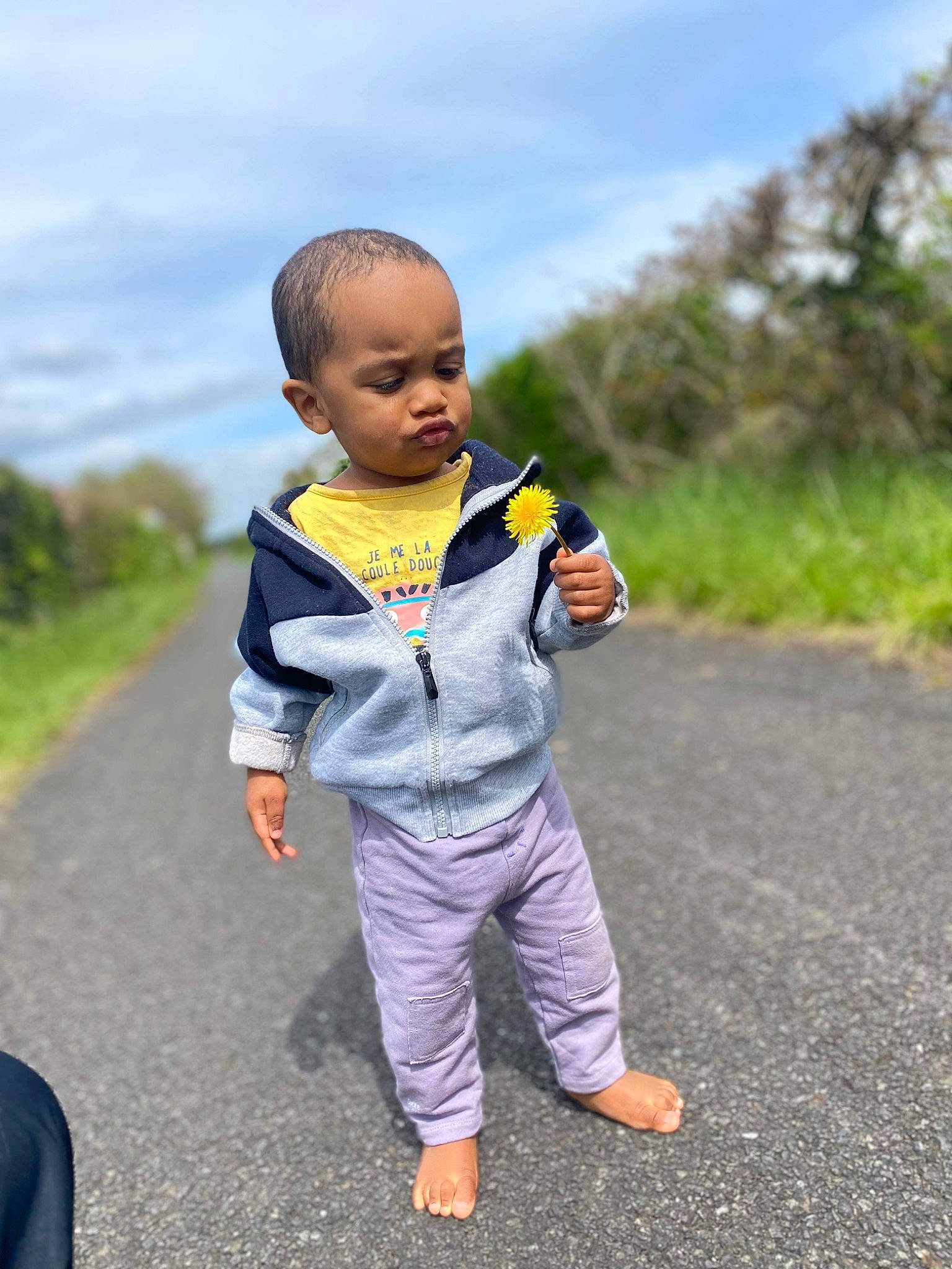 Nael Enzoudine participe au concours pour gagner de l'argent avec cette photo : asphalt, baby, baby_toddler_clothing, child, cloud, cool, electric_blue, face, grass, happy, landscape, leisure, people_in_nature, person, plant, recreation, sky, sleeve, t_shirt, toddler