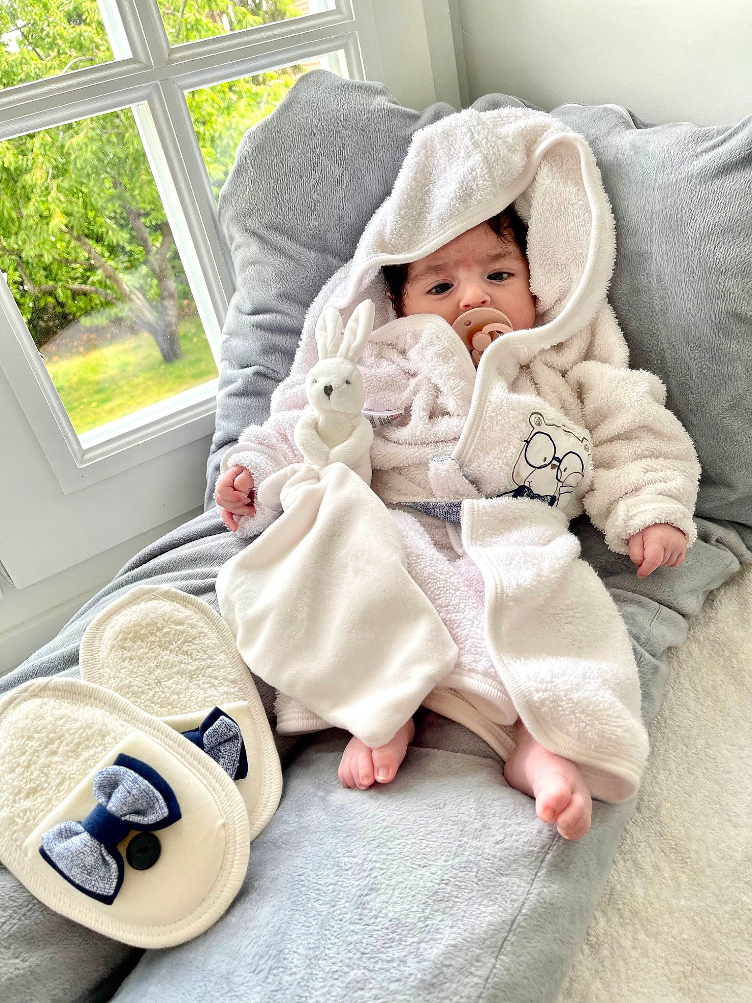 Elya a rejoint le concours — aidez-le/la à gagner de superbes lots ! baby, baby_products, baby_sleeping, baby_toddler_clothing, bag, barefoot, child, comfort, flooring, foot, fur, headwear, knee, linens, luggage_and_bags, person, room, sitting, sleeve, sock
