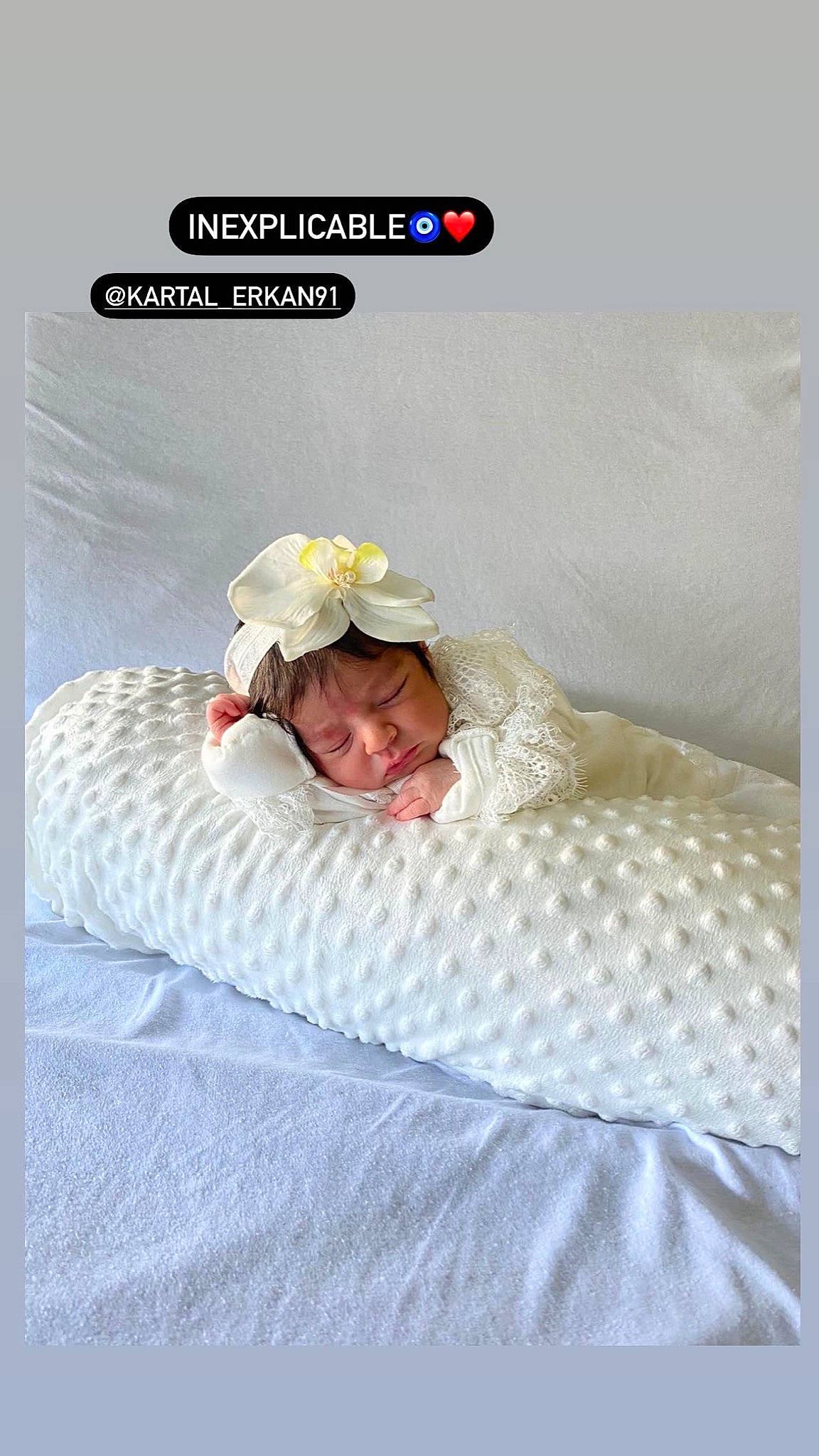 Elya a rejoint le concours — aidez-le/la à gagner de superbes lots ! baby, baby_sleeping, bed, bed_sheet, bedding, bedtime, child, comfort, flooring, font, fun, happy, leisure, linens, mattress, output_device, pattern, person, room, smile
