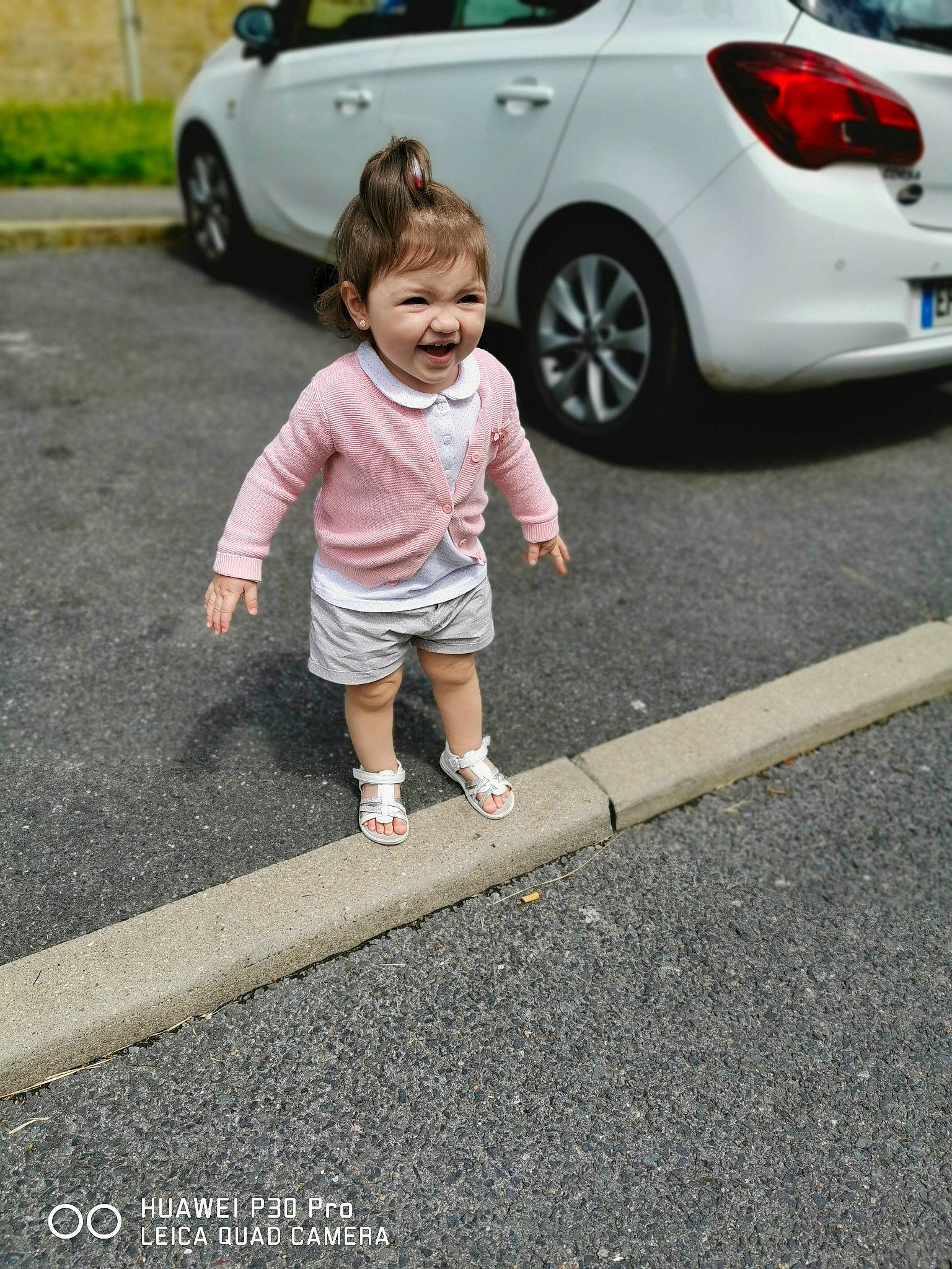 Neila participe au concours pour gagner de l'argent avec cette photo : asphalt, automotive_design, automotive_exterior, automotive_lighting, automotive_tire, car, motor_vehicle, person, personal_luxury_car, road, road_surface, shorts, sidewalk, snapshot, tire, toddler, trunk, vehicle, vehicle_door, wheel